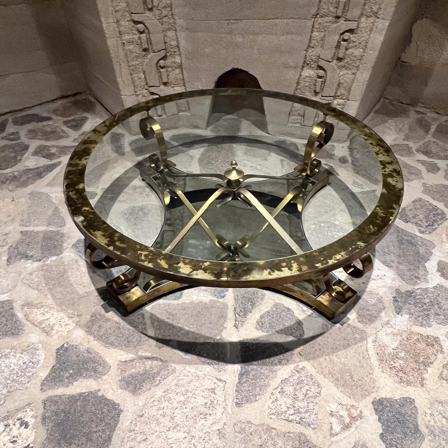 AMBIANIC presenta
1950 Arturo Pani Tavolo da Cocktail Rotondo Oro Città del Messico
il favoloso modernismo messicano
15,75 h. x 48,5 diam.
Condizioni originali d'epoca
Fai riferimento a tutte le immagini per i dettagli
Consegna a LA SF PS OC