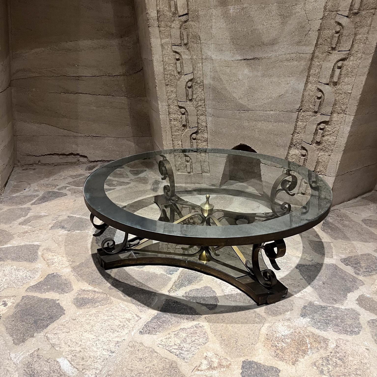 1950 Arturo Pani Table Cocktail Tables en verre bronze massif Mexico City
Bronze et fer avec nouveau plateau en verre.
15,25 H x 51 Diamètre
Etat original d'occasion.
Se référer à toutes les images énumérées
Livraison à LA SF PS OC