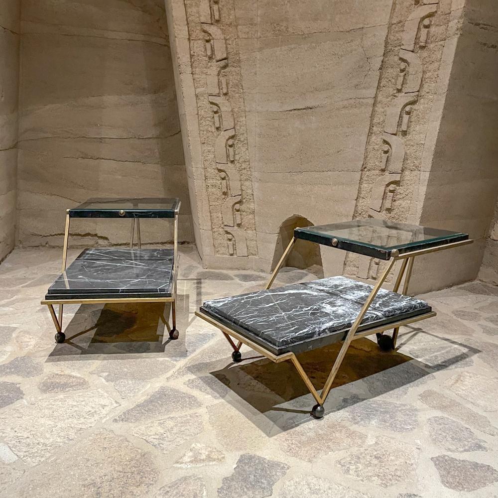 Beistelltische
Modernes Design sensationelle skulpturale End Tables von Arturo Pani Mexico
1950er Jahre Skulpturales Stufendesign aus Marmor, Glas, Messing und Bronze
Es ist kein Label vorhanden
Größe: 19,13 hoch x 35 tief x 19,75 breit, Stufe 1,