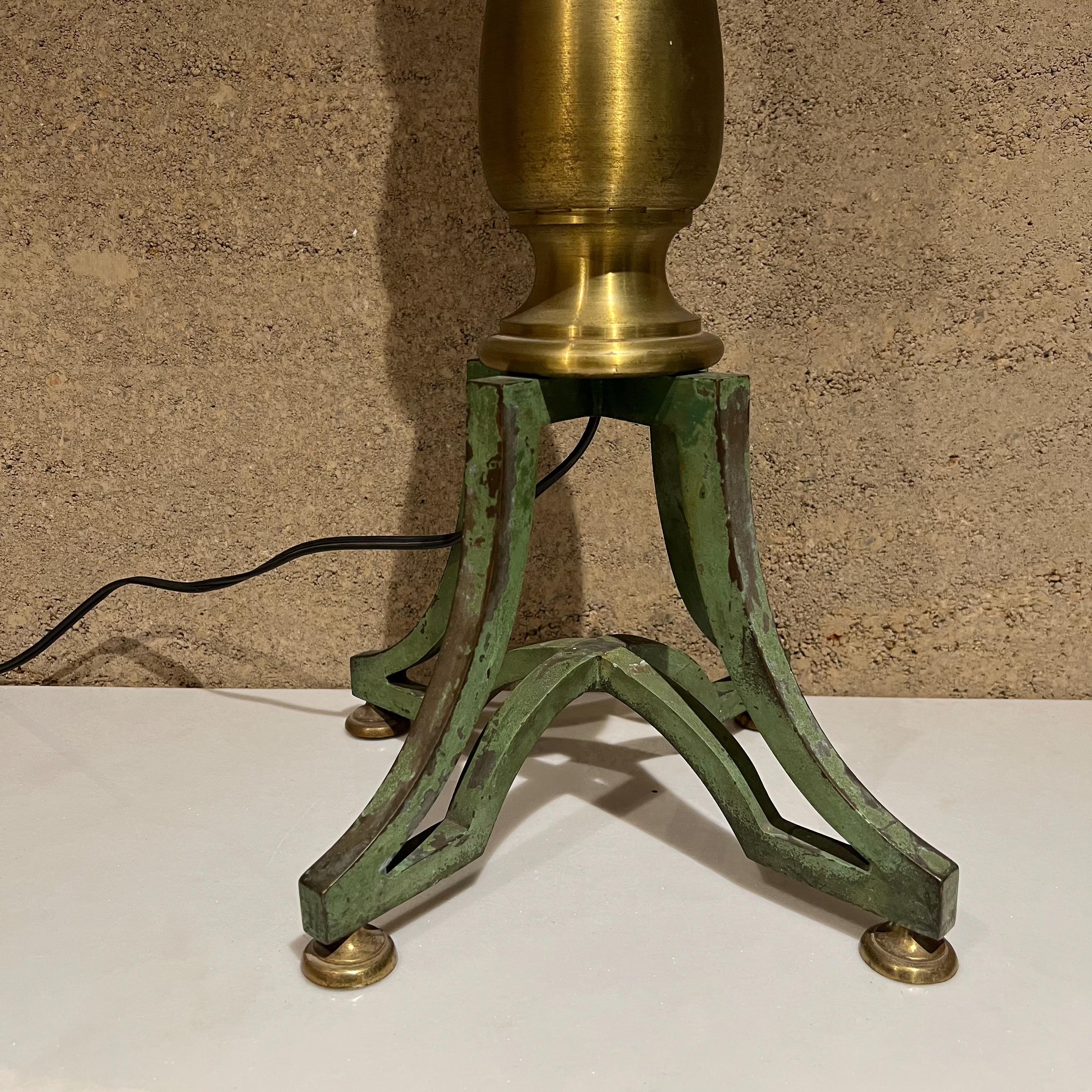 Lampada da tavolo anni '50 in ferro forgiato e ottone patinato Città del Messico in vendita 4