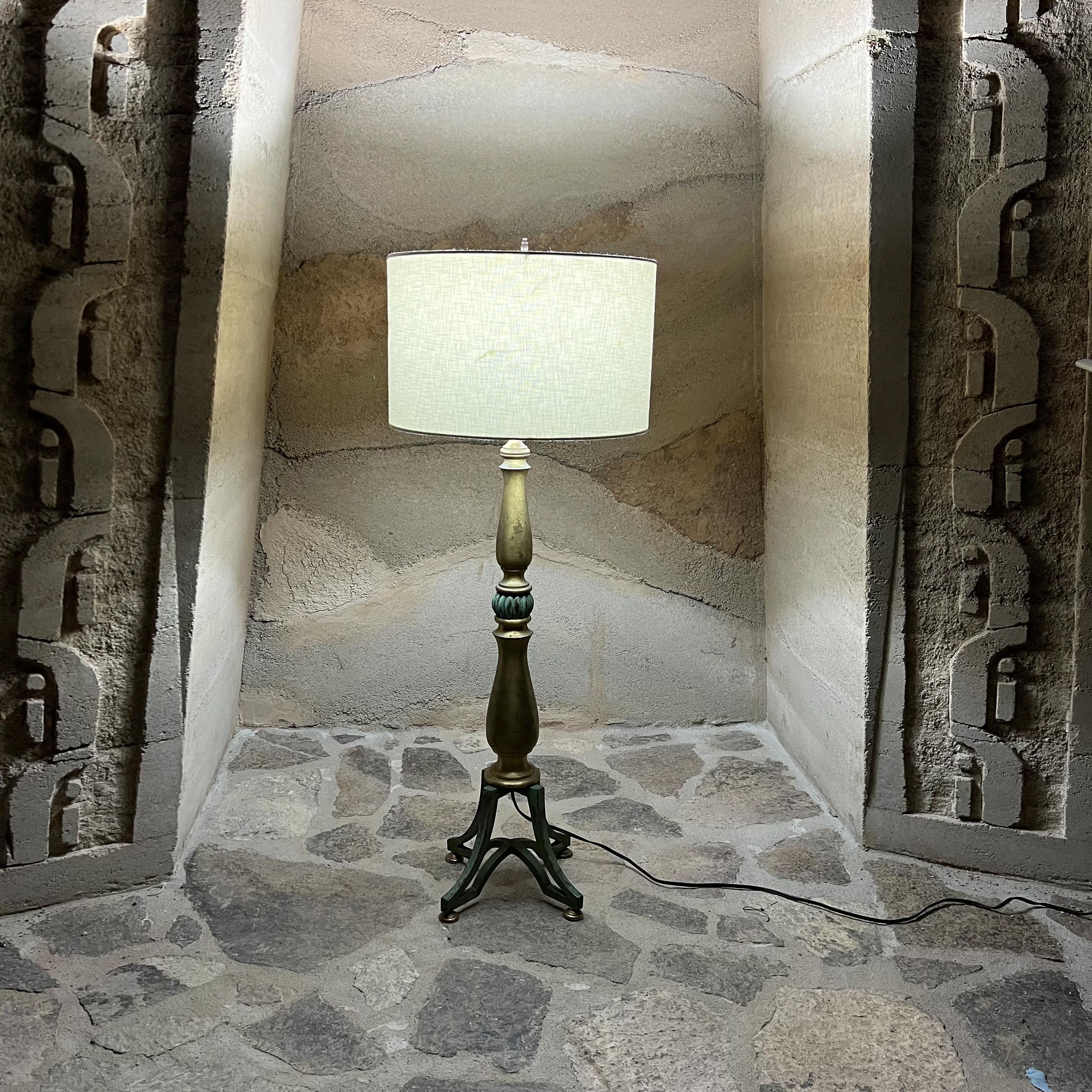 Mid-Century moderno Lampada da tavolo anni '50 in ferro forgiato e ottone patinato Città del Messico in vendita