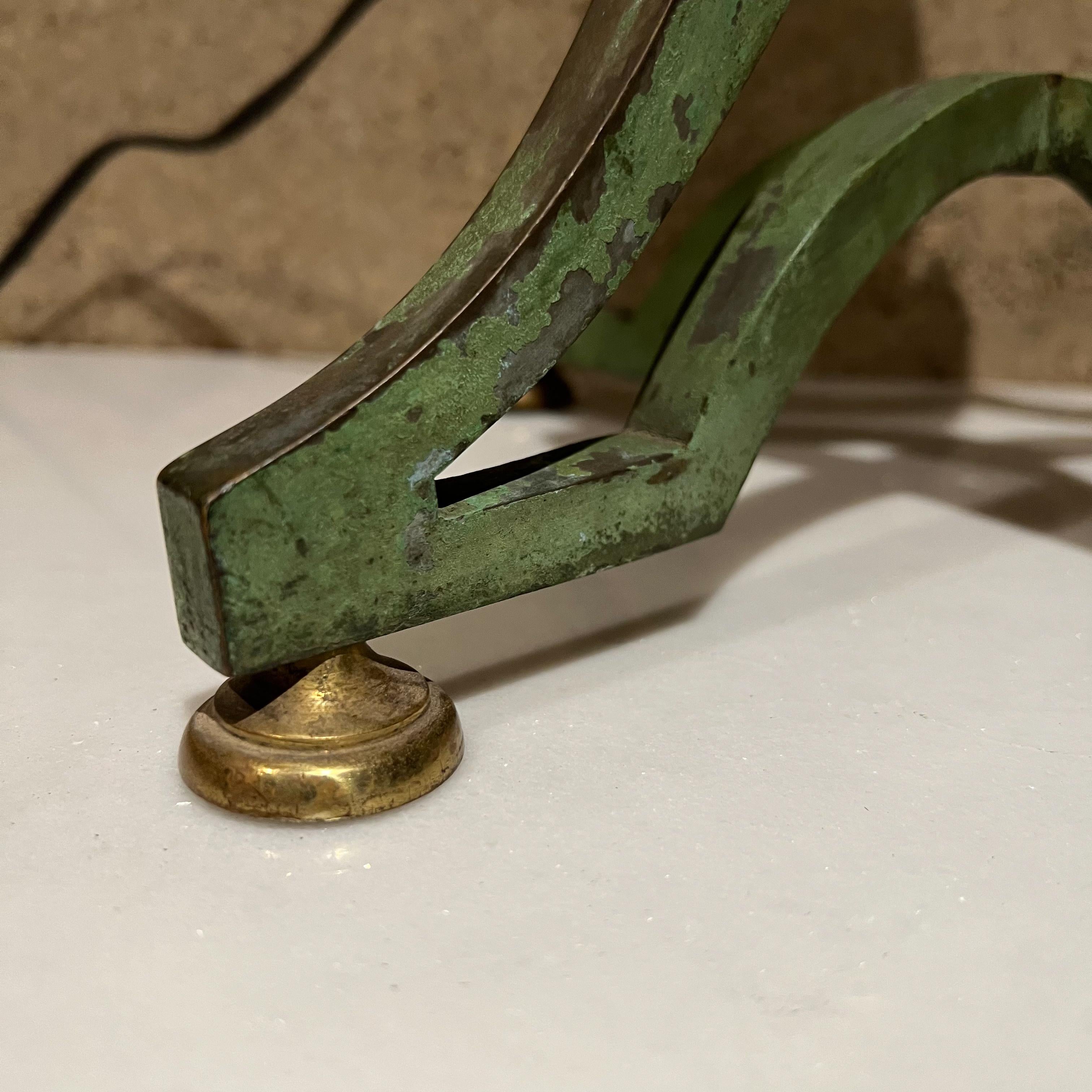 Lampada da tavolo anni '50 in ferro forgiato e ottone patinato Città del Messico in vendita 2