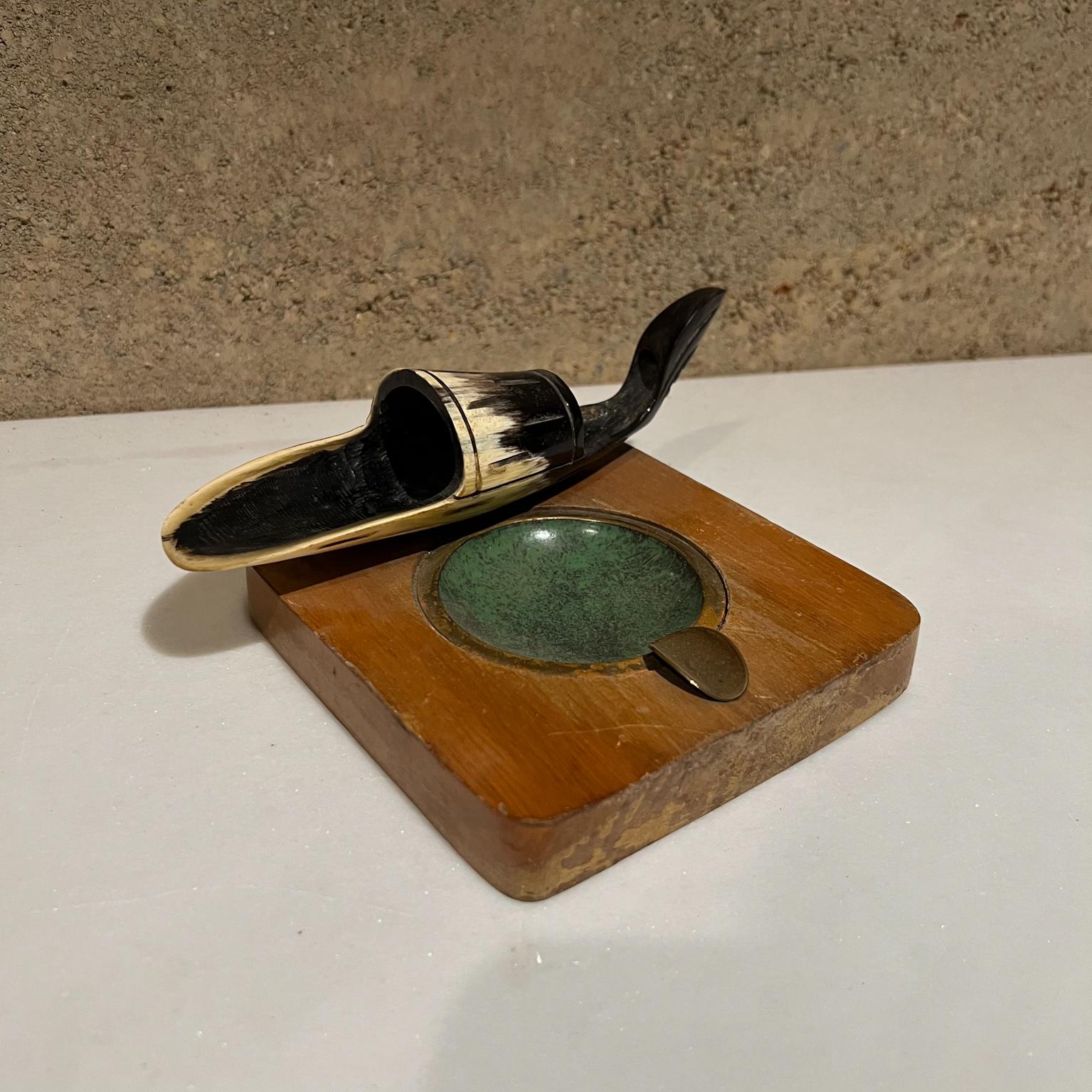 Fabulous Modern Horn Pipe holder stand ashtray in brass 
Attributed to Richard Rohac. Austria 1950s.
Unsigned.
Crafted in Horn, wood and brass.
Original unrestored condition vintage item.
Please see our images.
Measures: 5.5 width x 7.25 depth