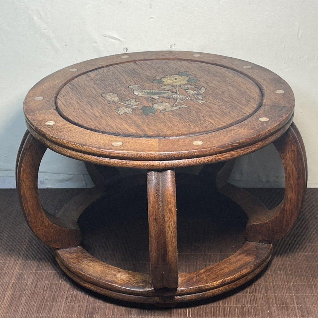Experience the elegance of traditional Asian craftsmanship with this 1950s Asian Wood Seat with Shell Birds & Flowers. Expertly handcrafted from solid wood, this vintage seat features intricate mother-of-pearl inlays depicting birds and flowers,
