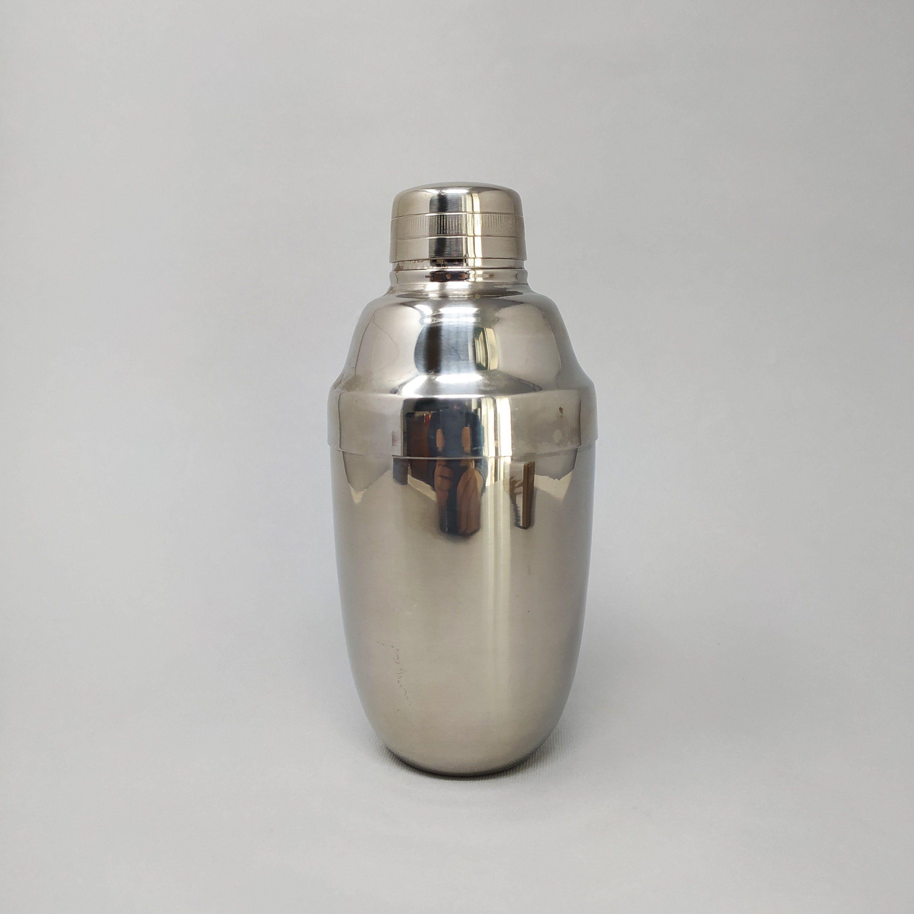 Amazing Italian cocktail shaker, in excellent condition. Made in Italy in stainless steel. 1950s
Dimensions: diam 3,14 x 7,08 H inches
Dimensions: diam cm 8 x cm 18 H.