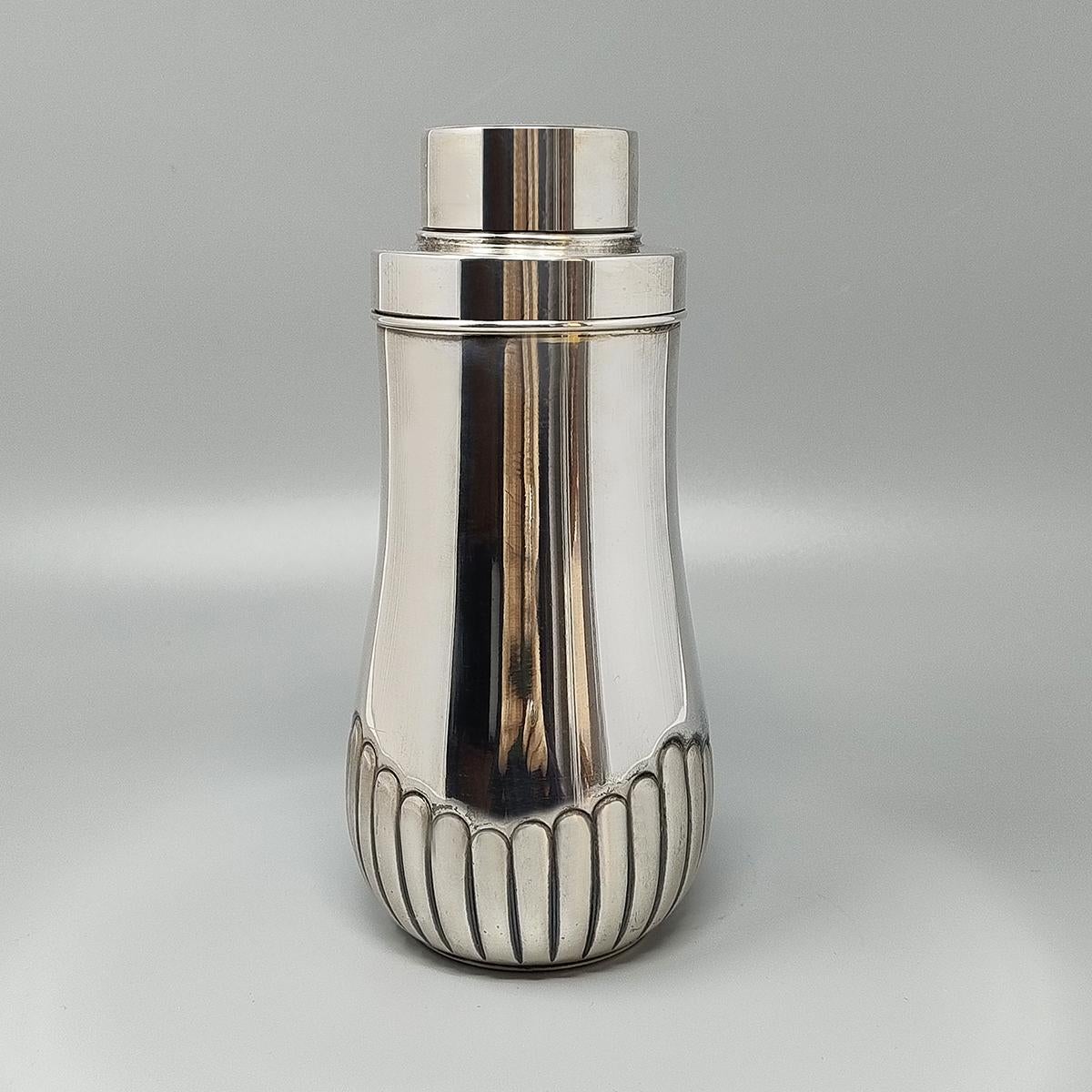 1950 Stupefacente Shakers da cocktail MACABO di Aldo Tura in acciaio inossidabile Made in Italy. Questo shaker per cocktail è raro e in ottime condizioni.
Dimensioni:
diam 3,93 x 8,66 H. pollici
Diam. cm 10 x cm 22 H.