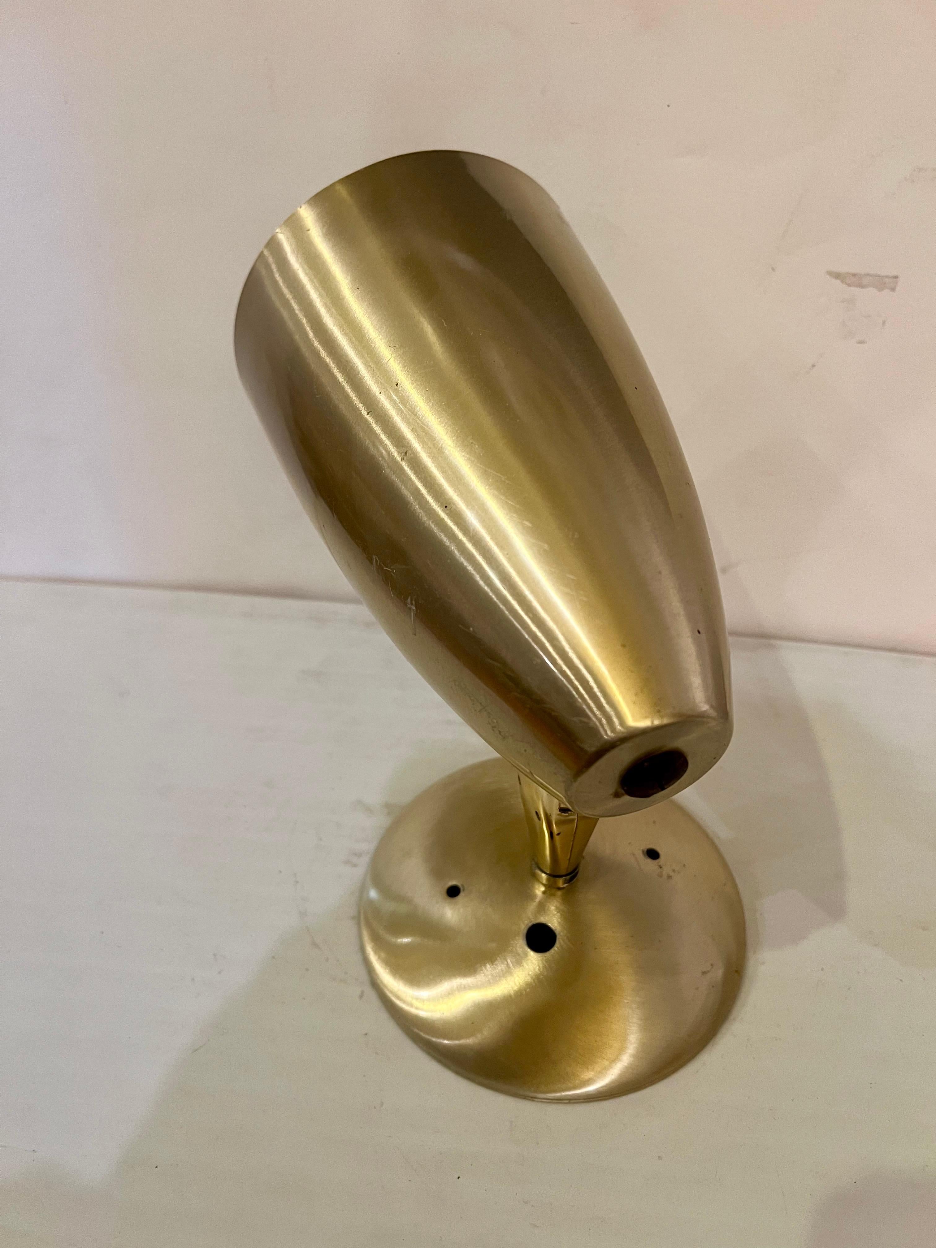 Mid-Century moderno Lampada da parete multidirezionale in alluminio spazzolato con finitura in ottone dell'era atomica del 1950 in vendita
