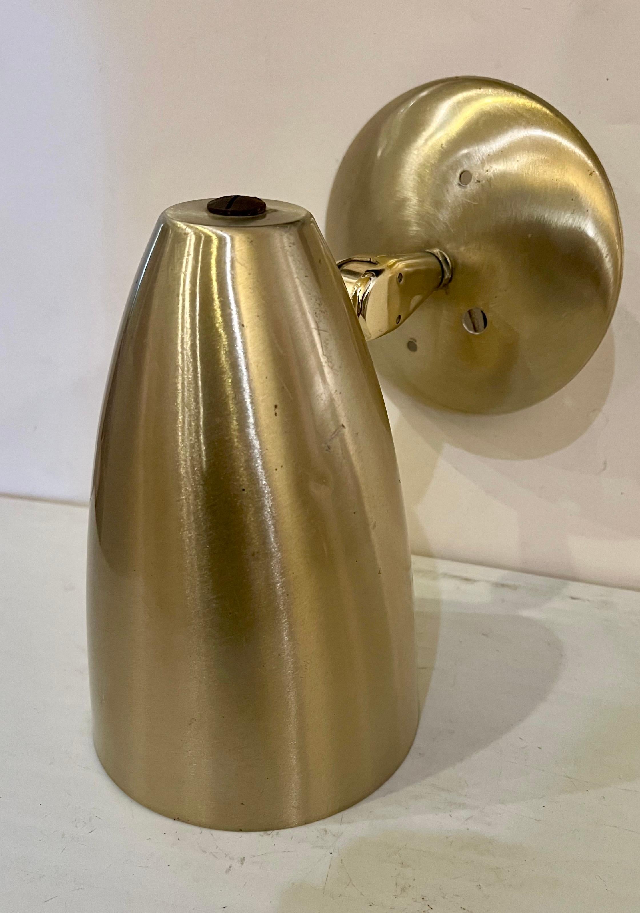 Americano Lampada da parete multidirezionale in alluminio spazzolato con finitura in ottone dell'era atomica del 1950 in vendita