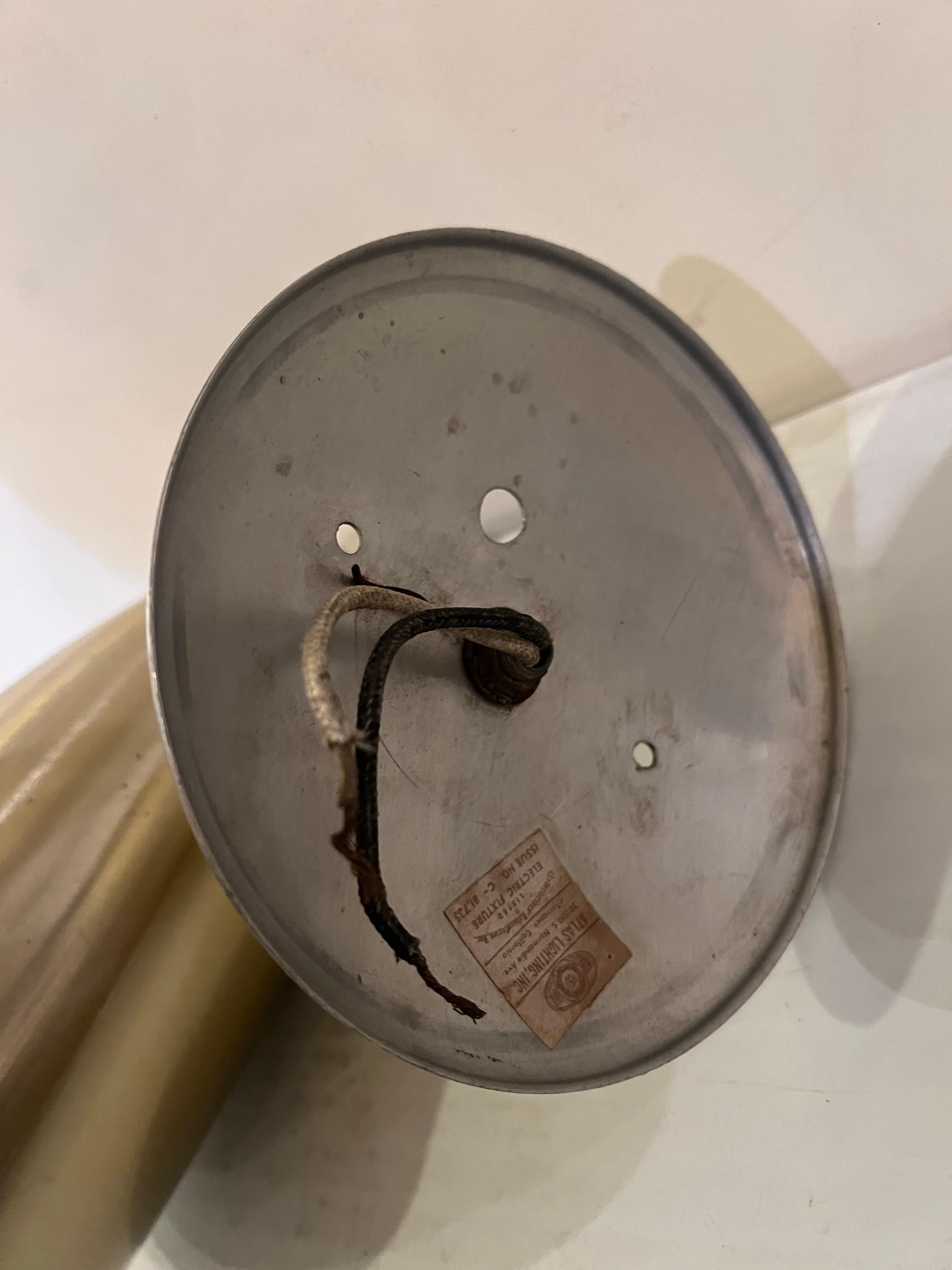 Lampada da parete multidirezionale in alluminio spazzolato con finitura in ottone dell'era atomica del 1950 In condizioni ottime in vendita a San Diego, CA