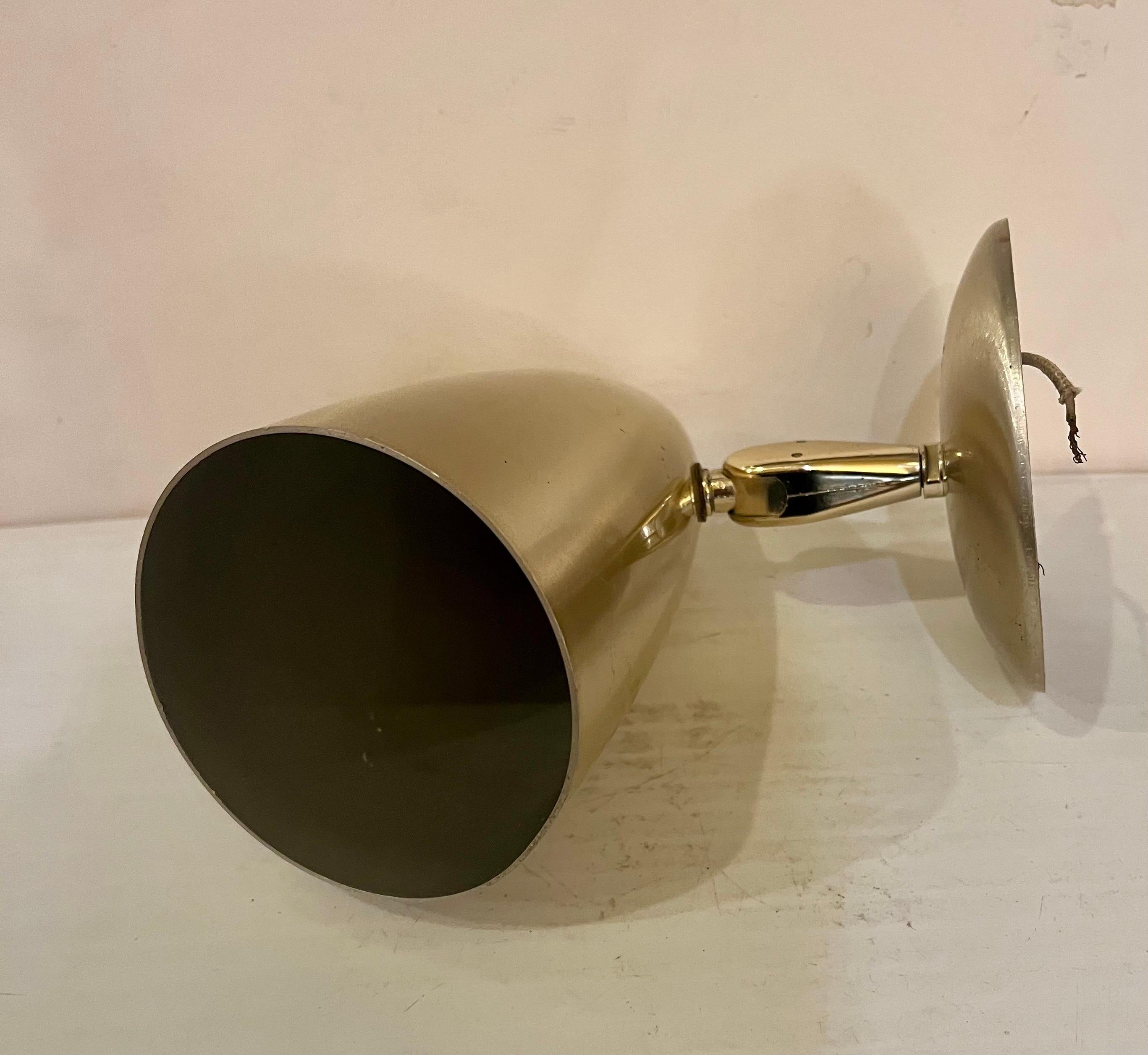 XX secolo Lampada da parete multidirezionale in alluminio spazzolato con finitura in ottone dell'era atomica del 1950 in vendita