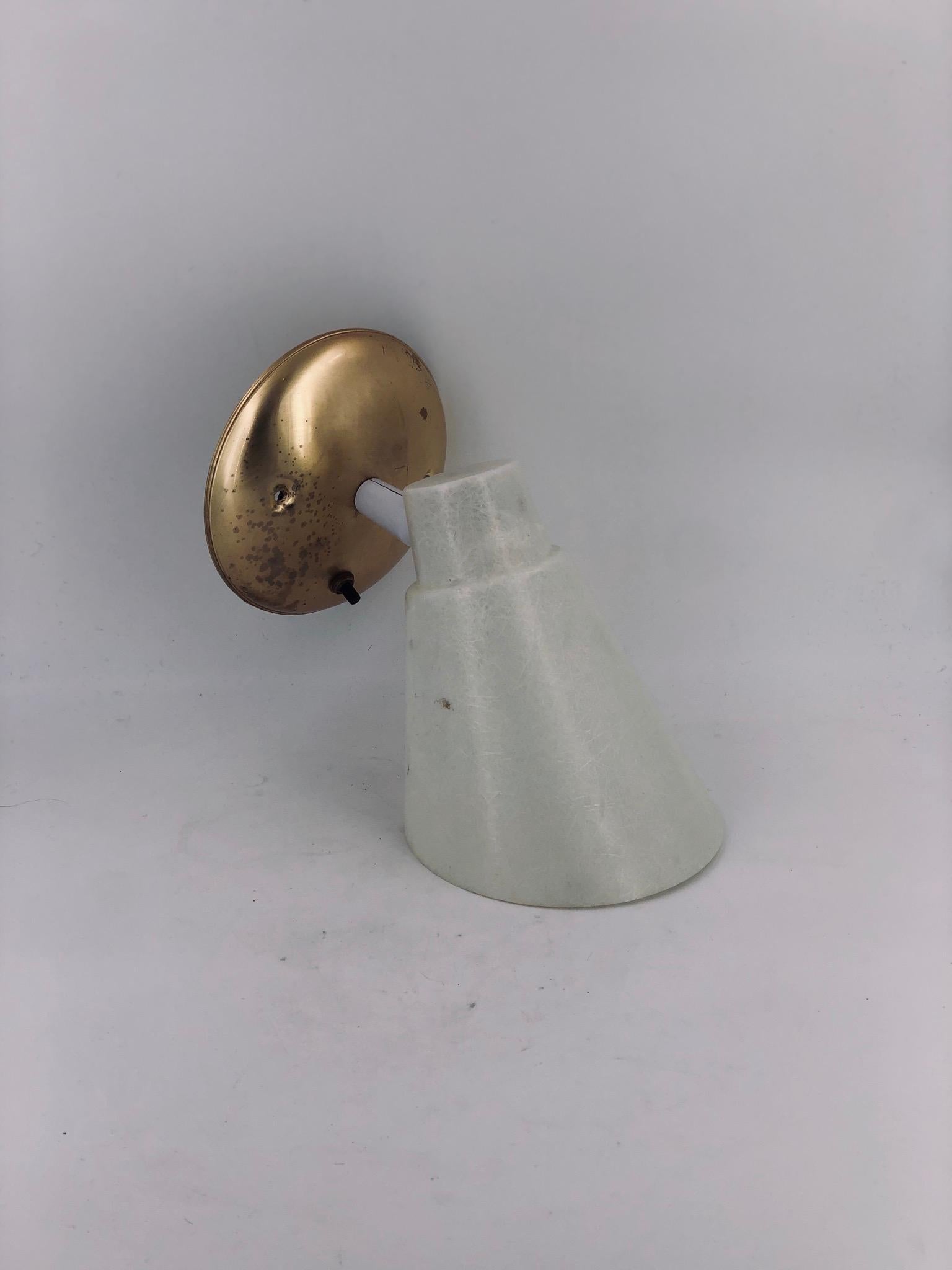 1950s Atomic Age Pair of Fiberglass and Brass Multidirectional Wall Sconces In Excellent Condition In San Diego, CA