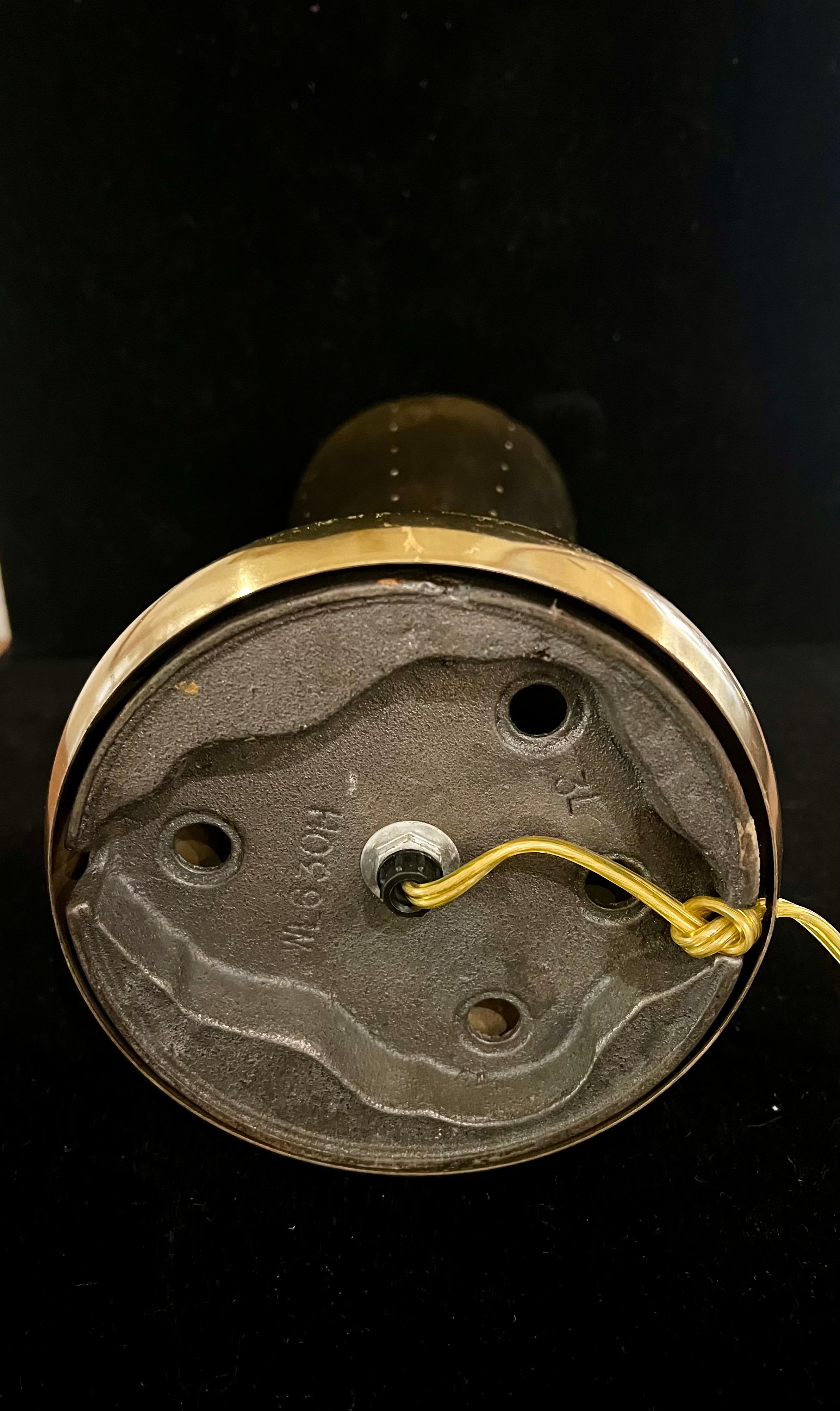 1950's Atomzeitalter patiniert Messing Torchiere Tischlampe durchbohrt Kegel Schatten (20. Jahrhundert) im Angebot