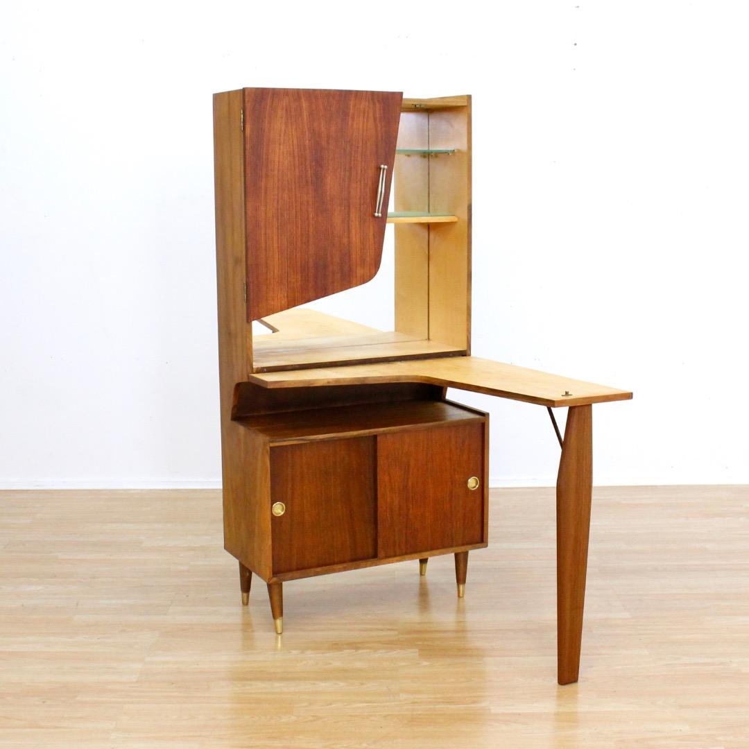 Este ingenioso mueble de diseño presenta un mueble de cóctel compacto que incorpora ingeniosamente una barra abatible que se puede guardar cuando no se utiliza. Esta función se ha diseñado con tanta belleza que realza la estética de la pieza,