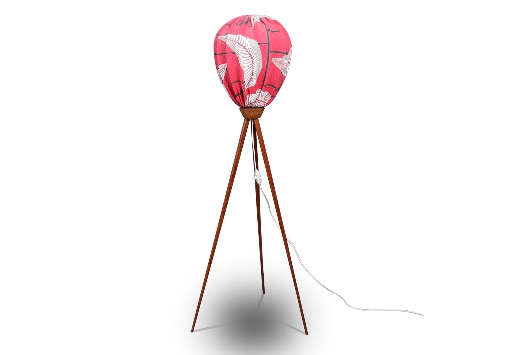 Danese Lampada a treppiede atomica del 1950 in teak con paralume a palloncino in vendita
