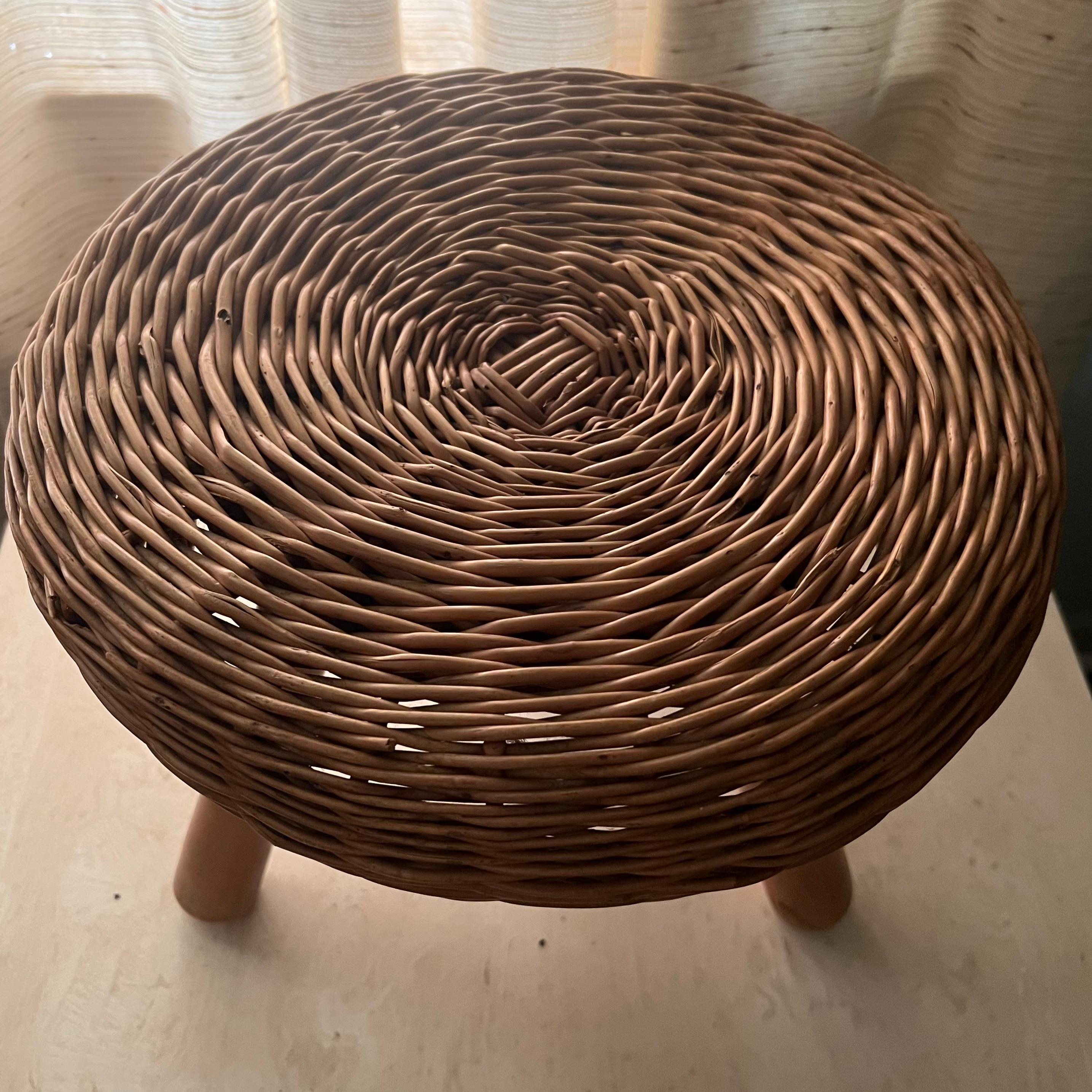 Ti proponiamo questo delizioso sgabello vintage degli anni '50 di Tony Paul. Questo Icone  Il design ha una patina calda. Le gambe affusolate a tasselli in legno con filettatura  I coperchi si avvitano e si tolgono facilmente come dovrebbero. 