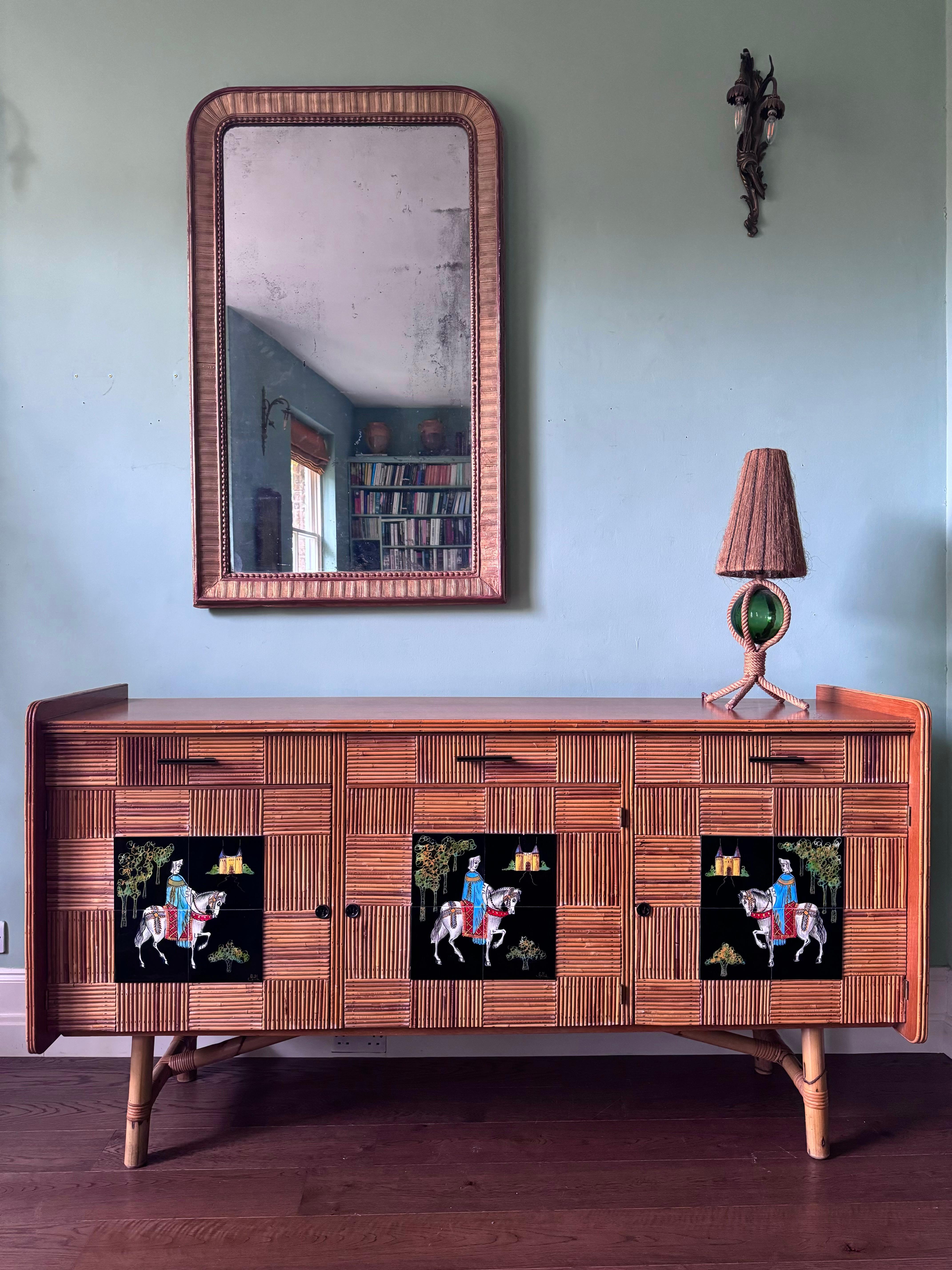 Credenza in canna di Audoux Et Minet del 1950.

Eccezionale e raro buffet di metà secolo firmato dalla celebre coppia di designer francesi Adrien Audoux e Frida Minet. Caratterizzata da piastrelle in terracotta smaltata che raffigurano un cavaliere