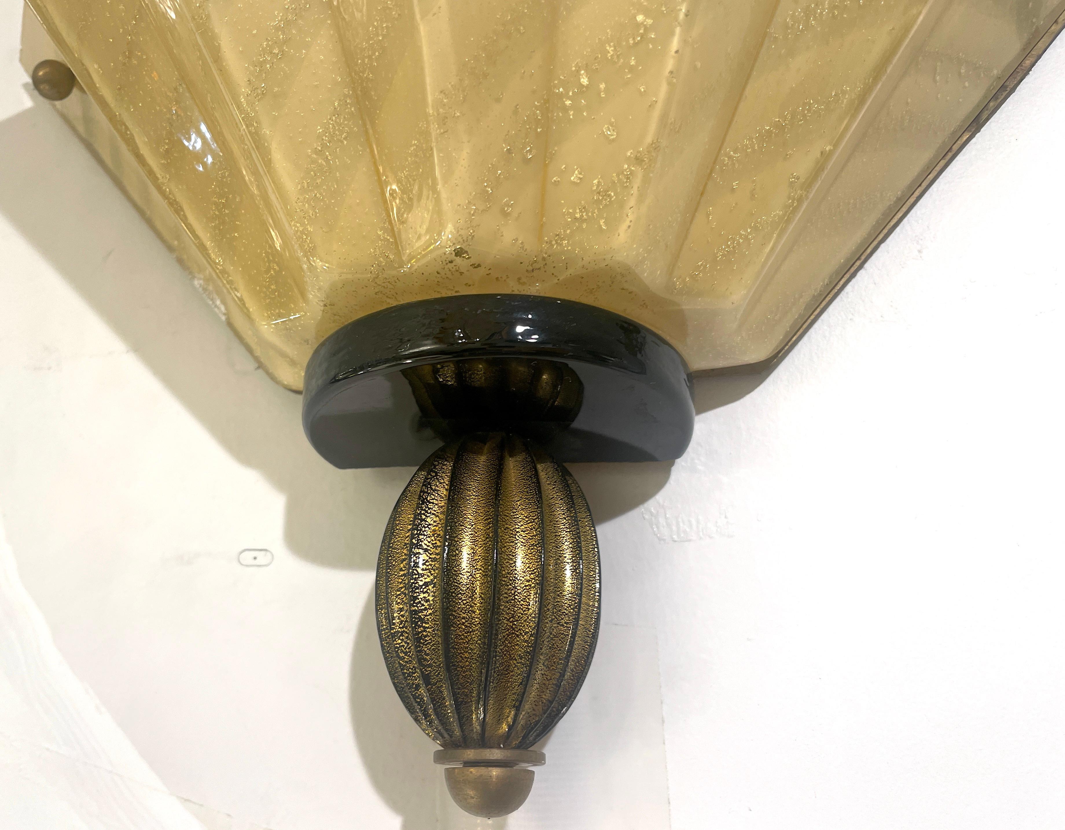 Ein Paar goldene fächerförmige Muranoglas-Wandleuchter von Aureliano Toso aus den 1950er Jahren 1