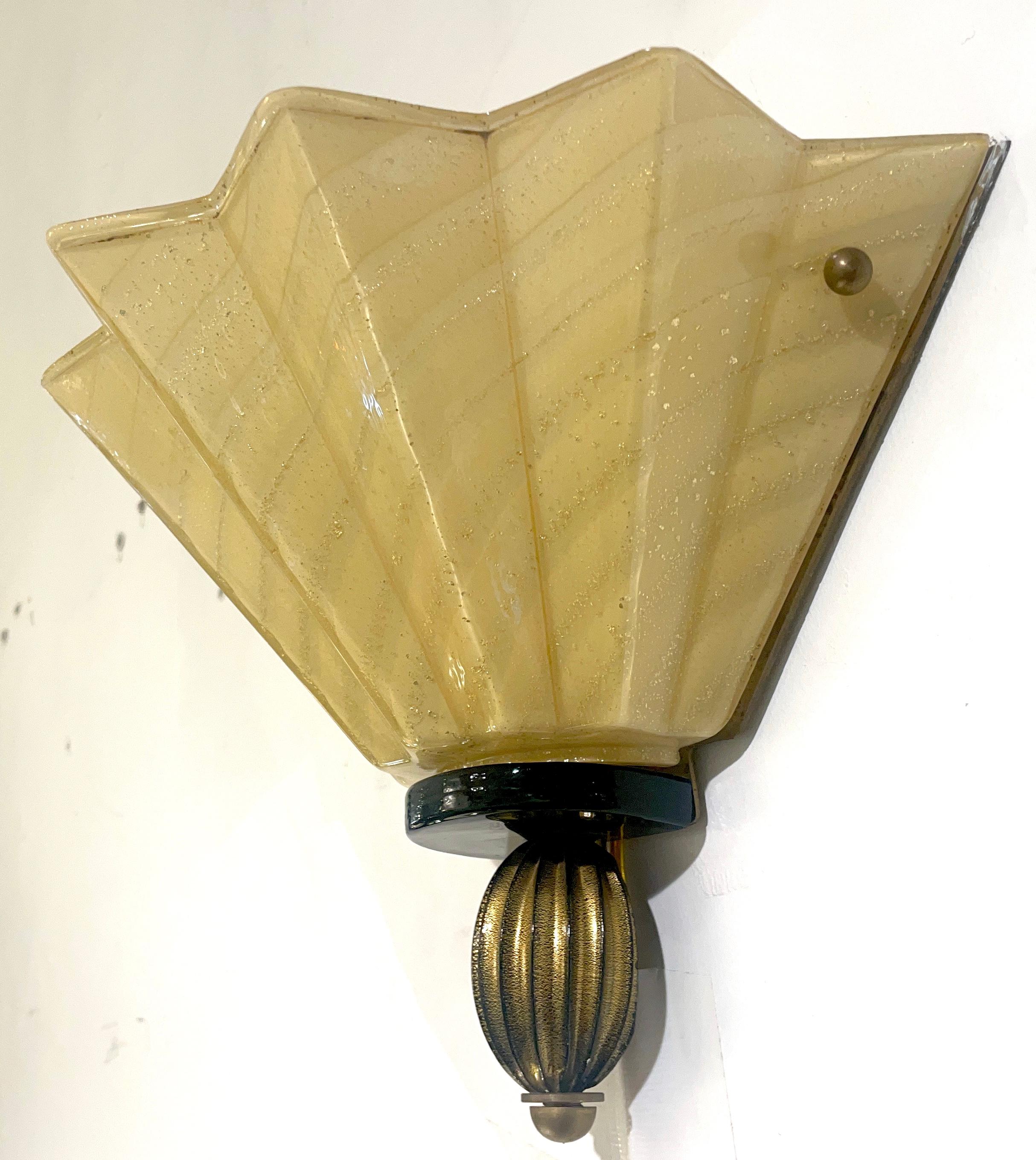 Ein Paar goldene fächerförmige Muranoglas-Wandleuchter von Aureliano Toso aus den 1950er Jahren 3