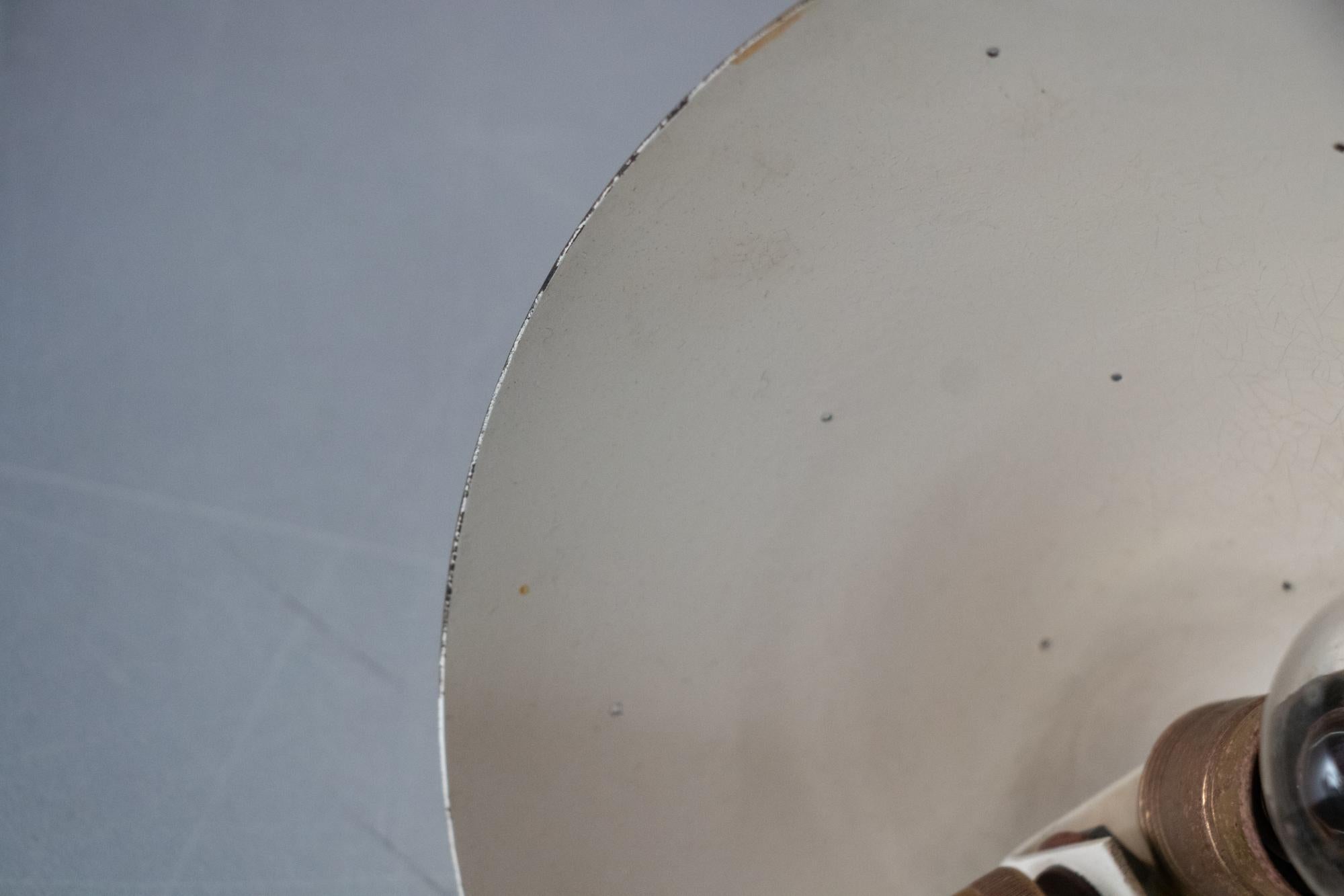 1950s Autriche Lampe de table champignon en métal perforé à la manière de Carl Auböck en vente 3