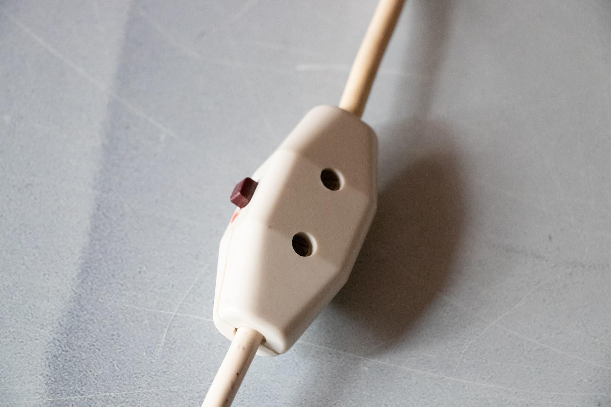 1950s Autriche Lampe de table champignon en métal perforé à la manière de Carl Auböck en vente 4