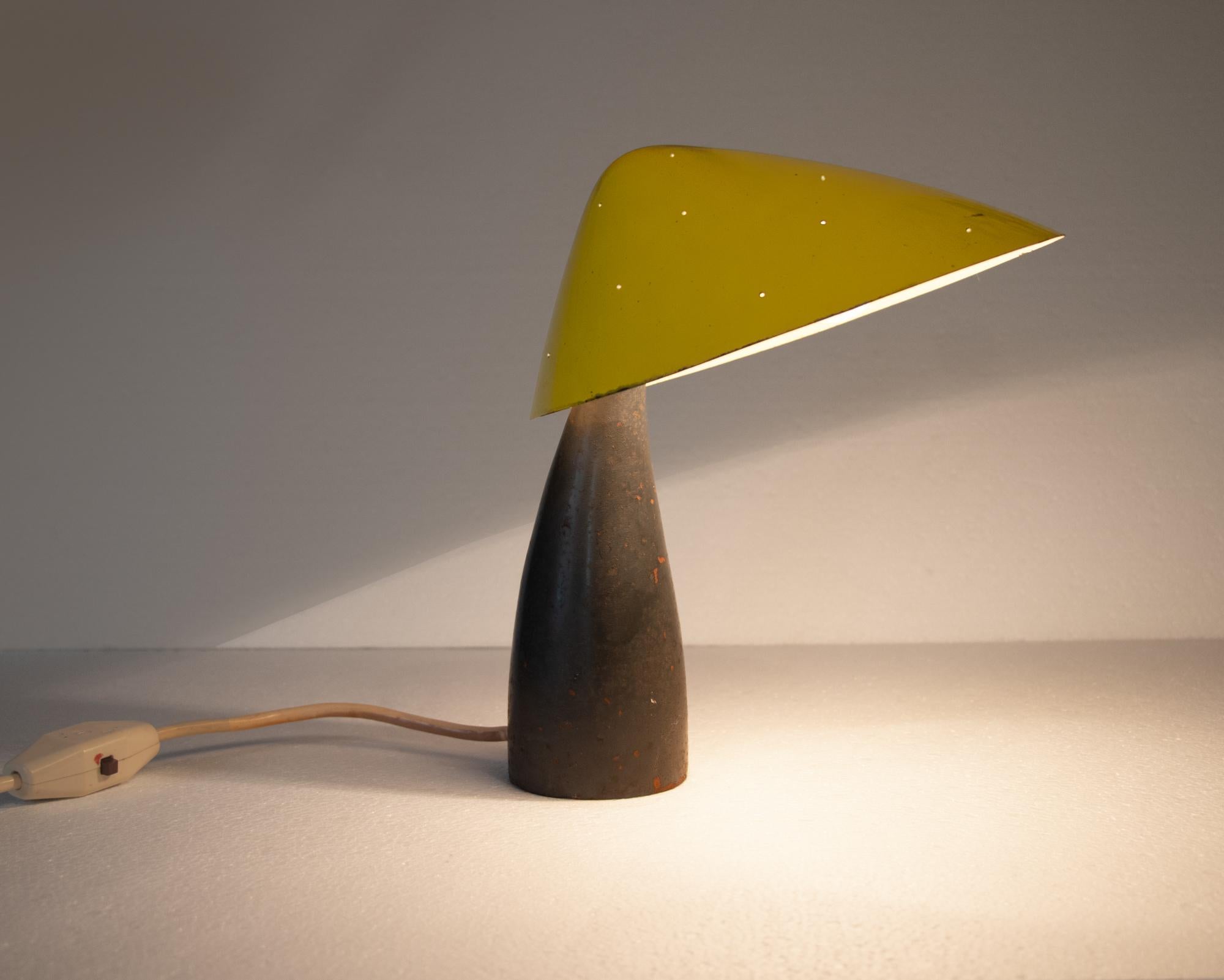 Mid-Century Modern 1950s Autriche Lampe de table champignon en métal perforé à la manière de Carl Auböck en vente
