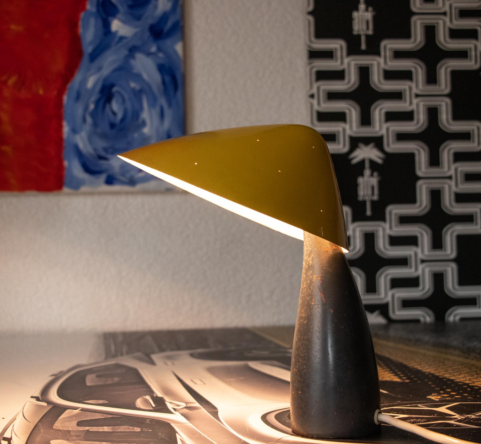 Autrichien 1950s Autriche Lampe de table champignon en métal perforé à la manière de Carl Auböck en vente