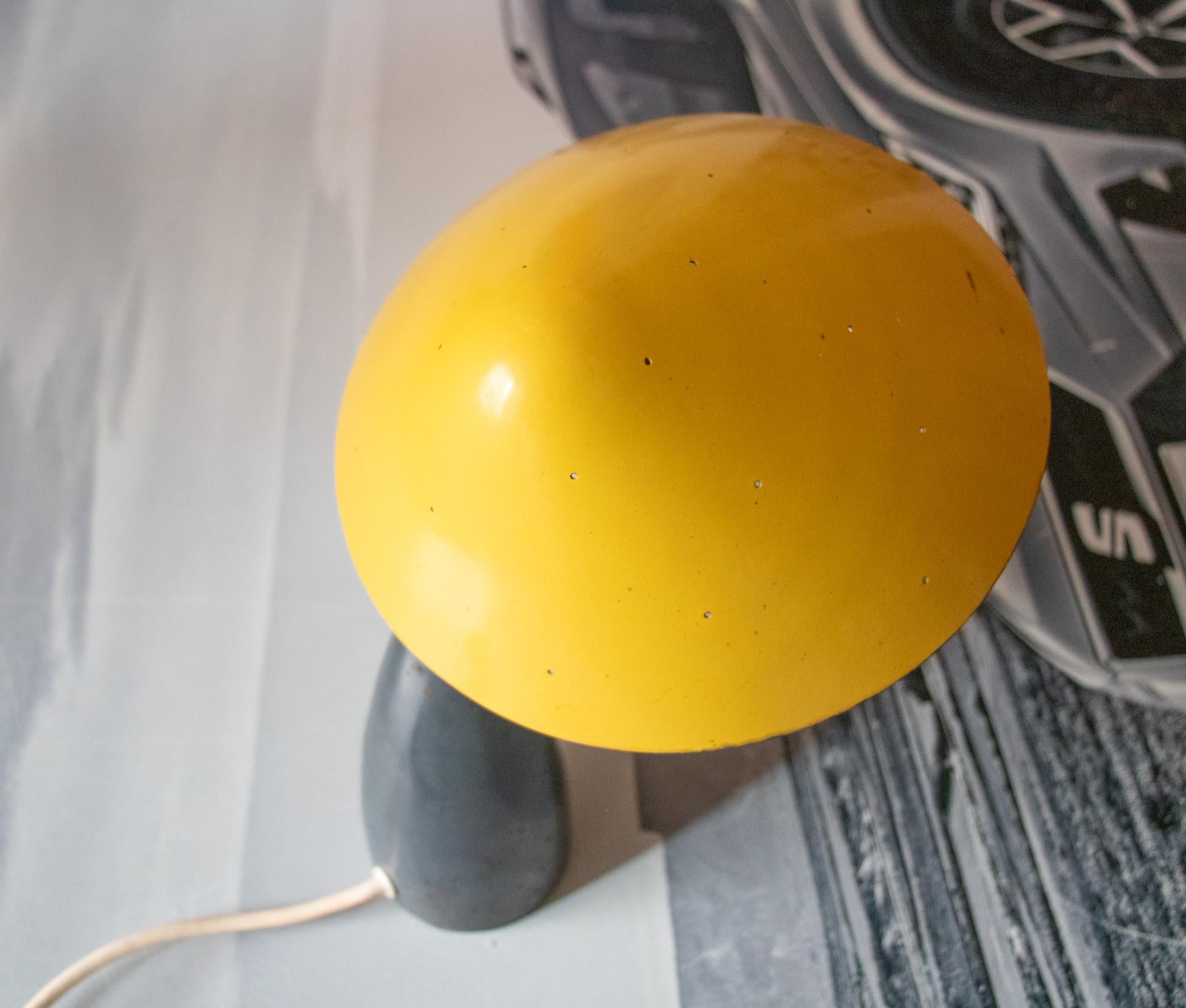 Fait main 1950s Autriche Lampe de table champignon en métal perforé à la manière de Carl Auböck en vente