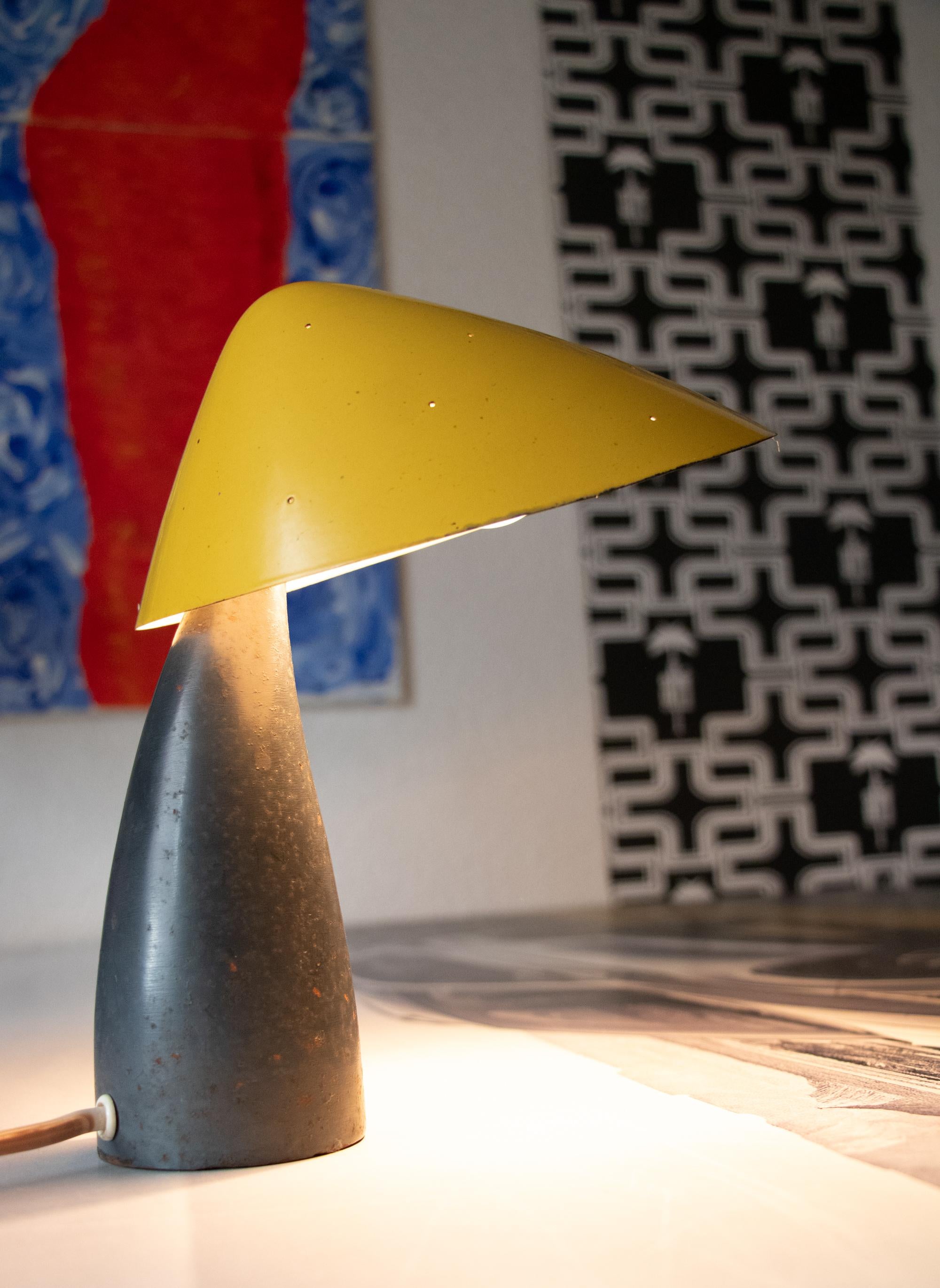 1950s Autriche Lampe de table champignon en métal perforé à la manière de Carl Auböck Bon état - En vente à Niederdorfelden, Hessen