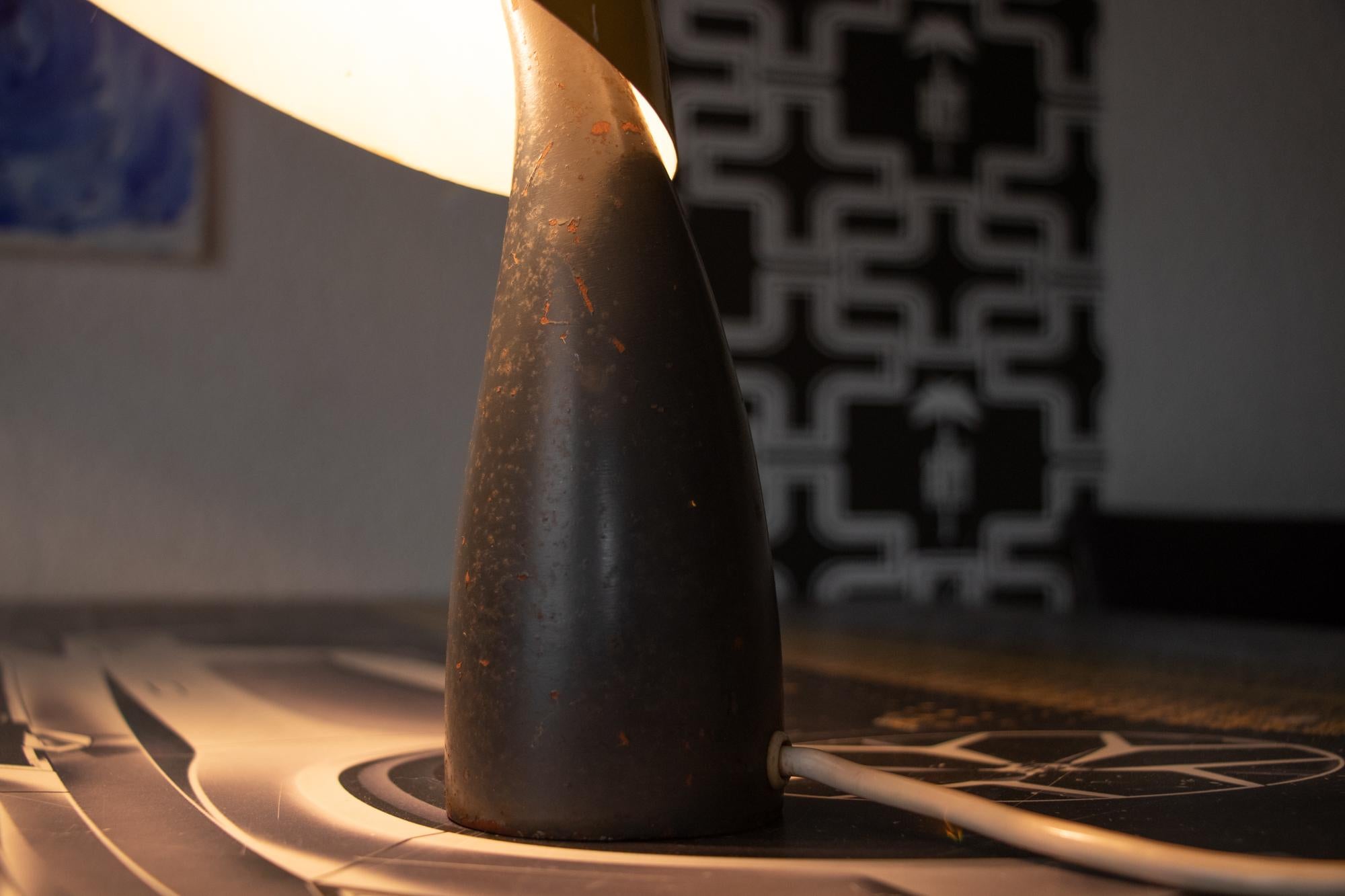 Milieu du XXe siècle 1950s Autriche Lampe de table champignon en métal perforé à la manière de Carl Auböck en vente