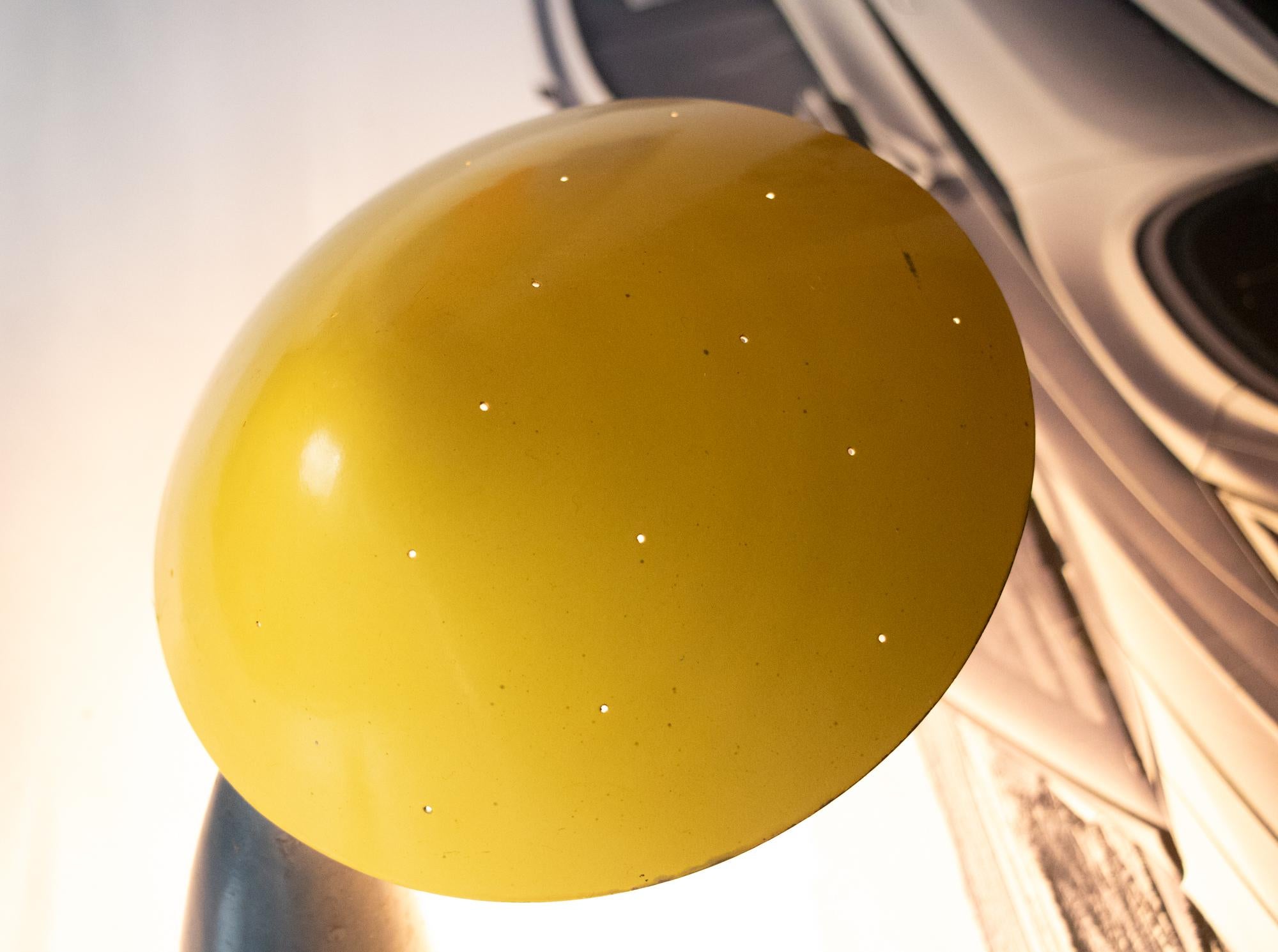 Métal 1950s Autriche Lampe de table champignon en métal perforé à la manière de Carl Auböck en vente