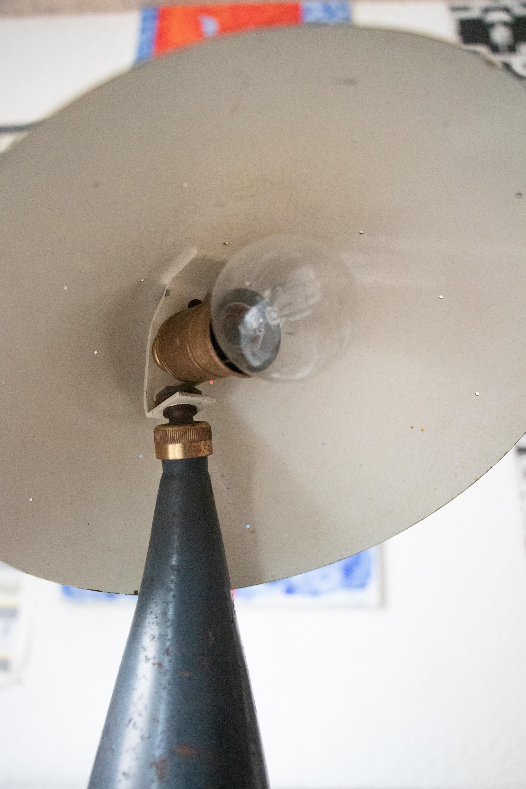 1950s Autriche Lampe de table champignon en métal perforé à la manière de Carl Auböck en vente 1