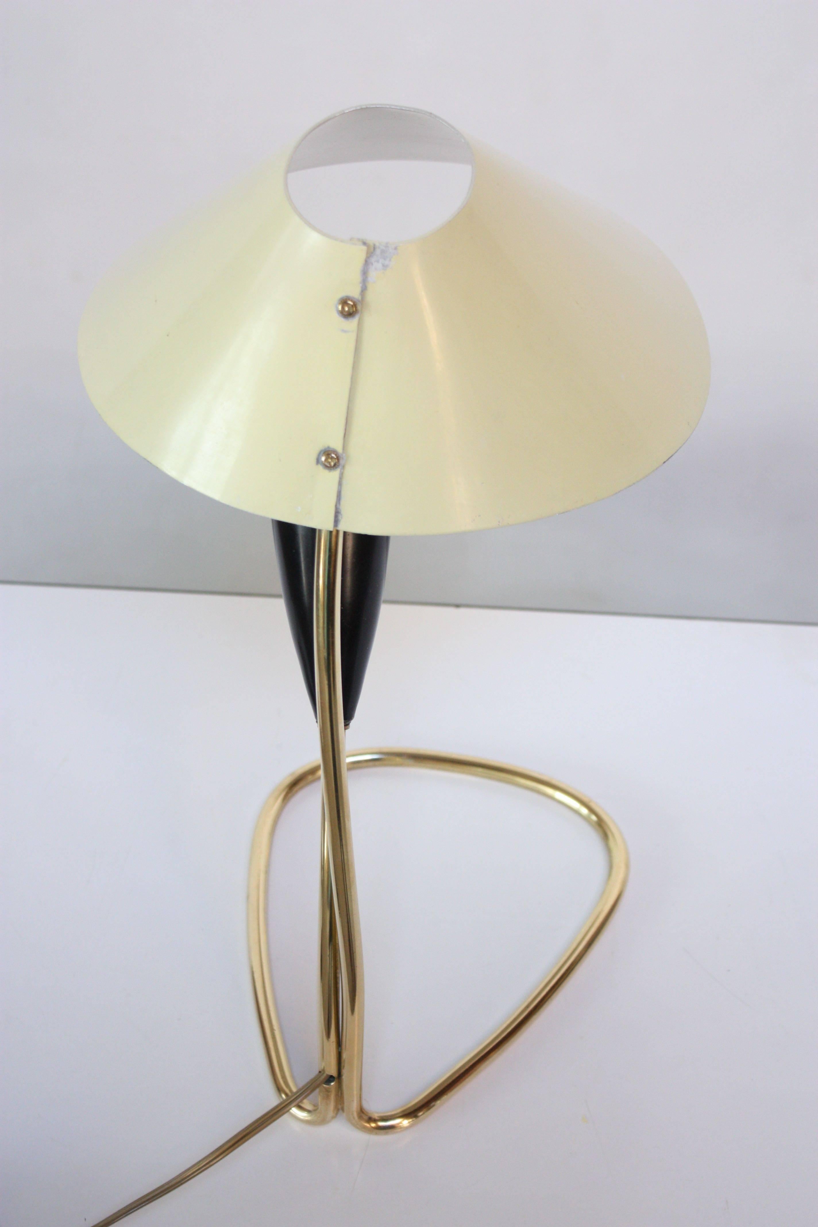 1950s Austrian Brass 'Lily' Table Lamp Attributed to J.T. Kalmar In Good Condition For Sale In Brooklyn, NY