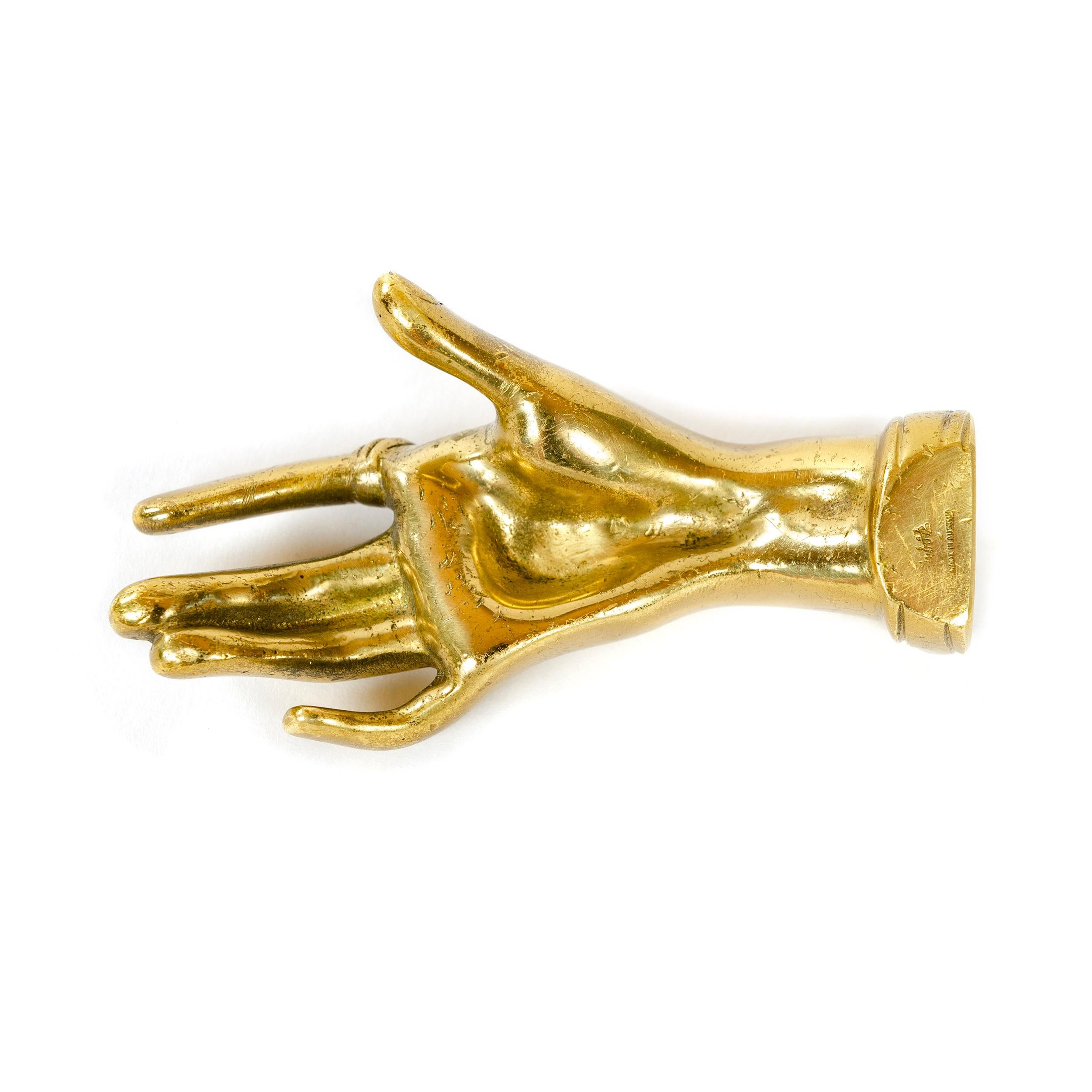 Metà XX secolo Accessorio da tavolo a forma di mano scultorea di Carl Aubock in vendita