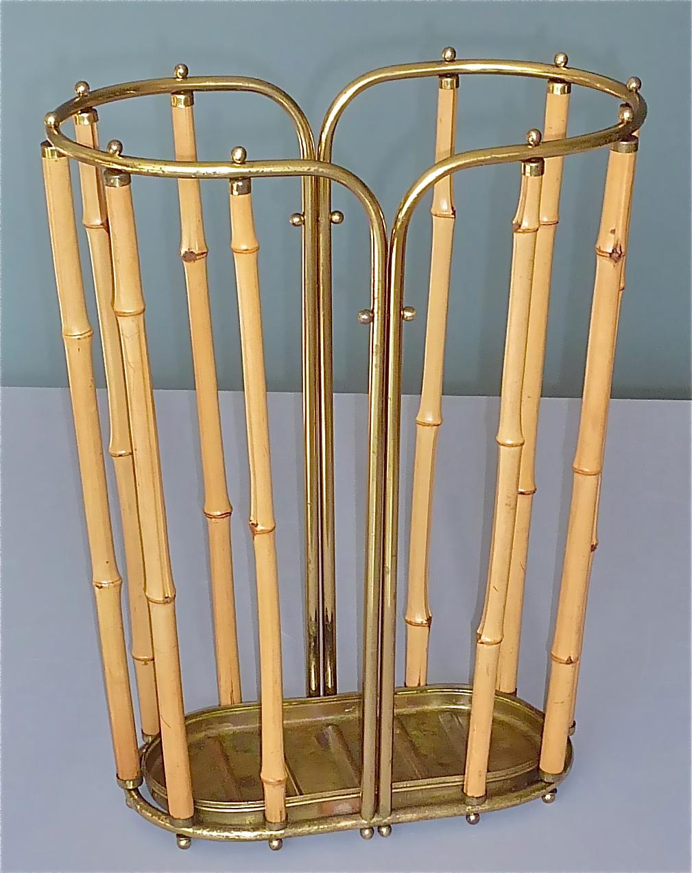 1950er Jahre österreichischer modernistischer Schirmständer aus Messing und Bambus, Josef Frank, Aubck-Stil im Angebot 1