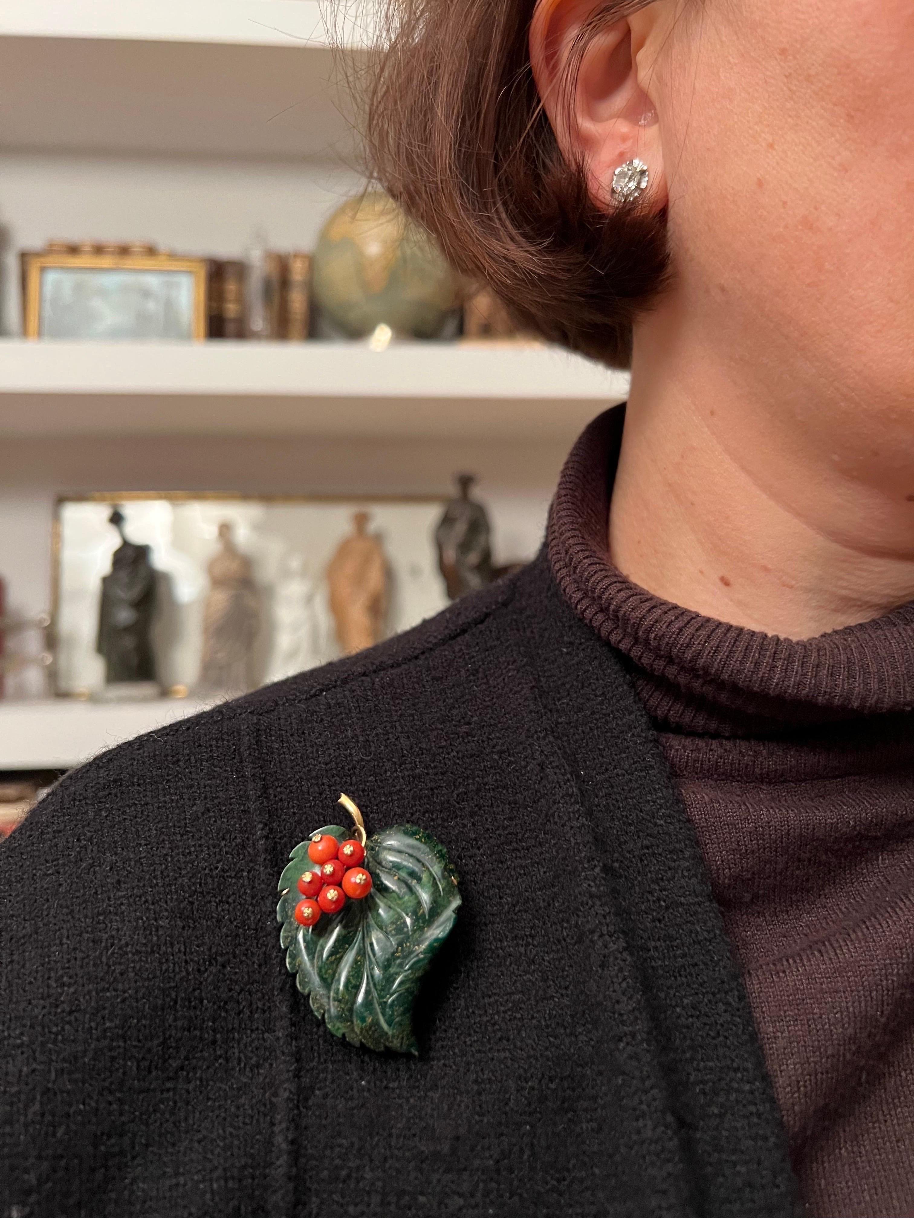 1950s Austrian Nephrite jade 14K Gold Stylized Leaf Coral Fruit Brooch In Good Condition For Sale In Pamplona, Navarra