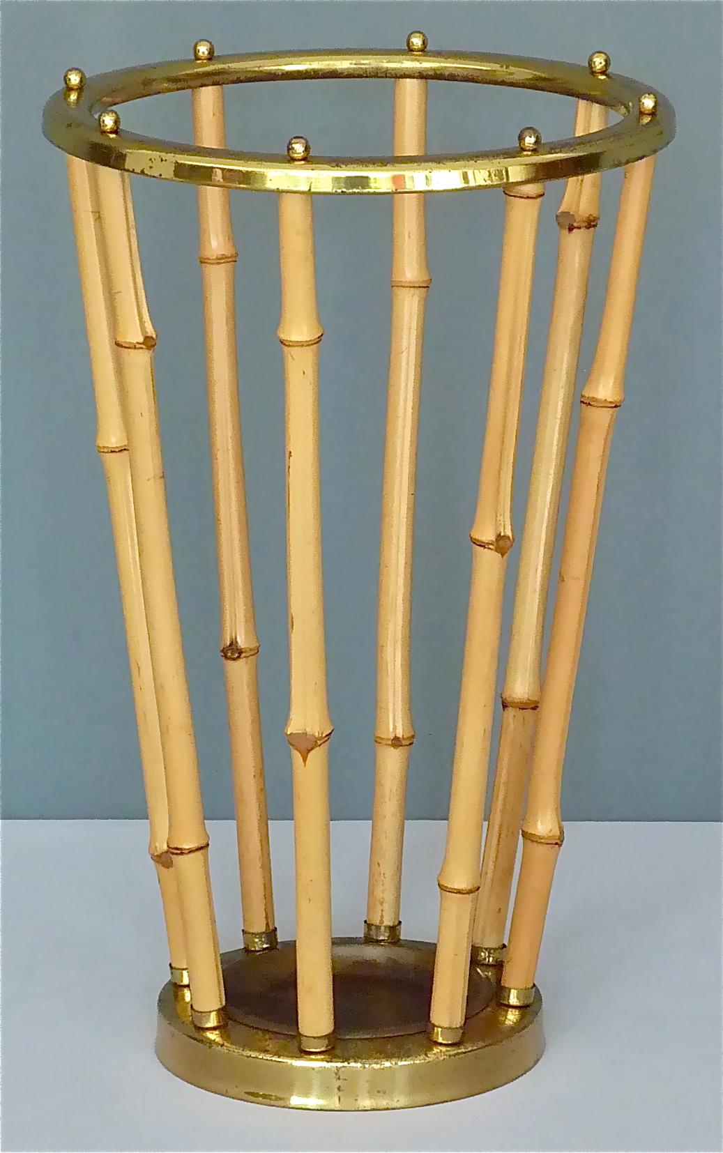 Magnifique porte-parapluies autrichien du milieu des années 1950, qui appartient probablement à l'un des merveilleux designs d'Auböck, Hagenauer, Josef Frank pour Haus & Garten ou Kalmar. Il est fabriqué en bambou et en laiton patiné avec de jolis