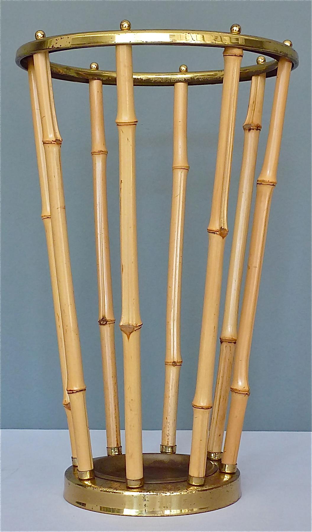 Patiné Porte-parapluies autrichien du milieu du siècle dernier en laiton patiné et bambou des années 1950 en vente