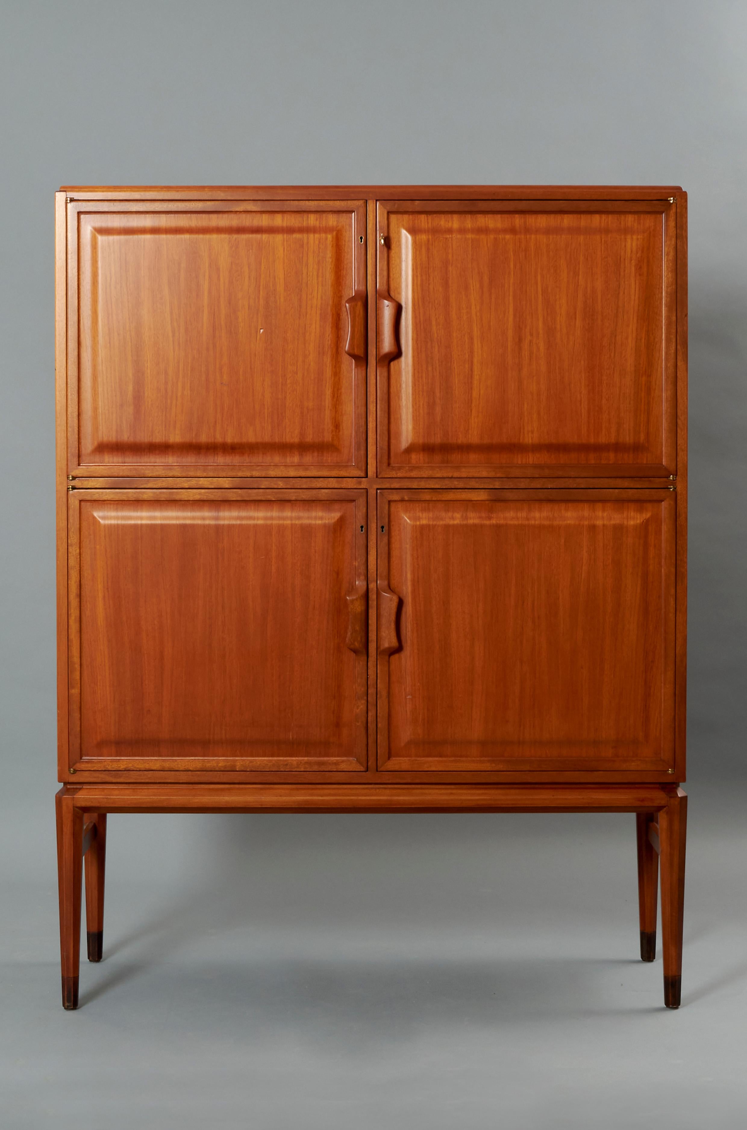 Cabinet model ‘’2910’’ designed by Axel Larsson in mahogany for Bodafors. Sweden, 1950s. Excellent restored condition that may present traces of time and use. 
Two versions available, with and without interior mirroring. 
Axel Larsson