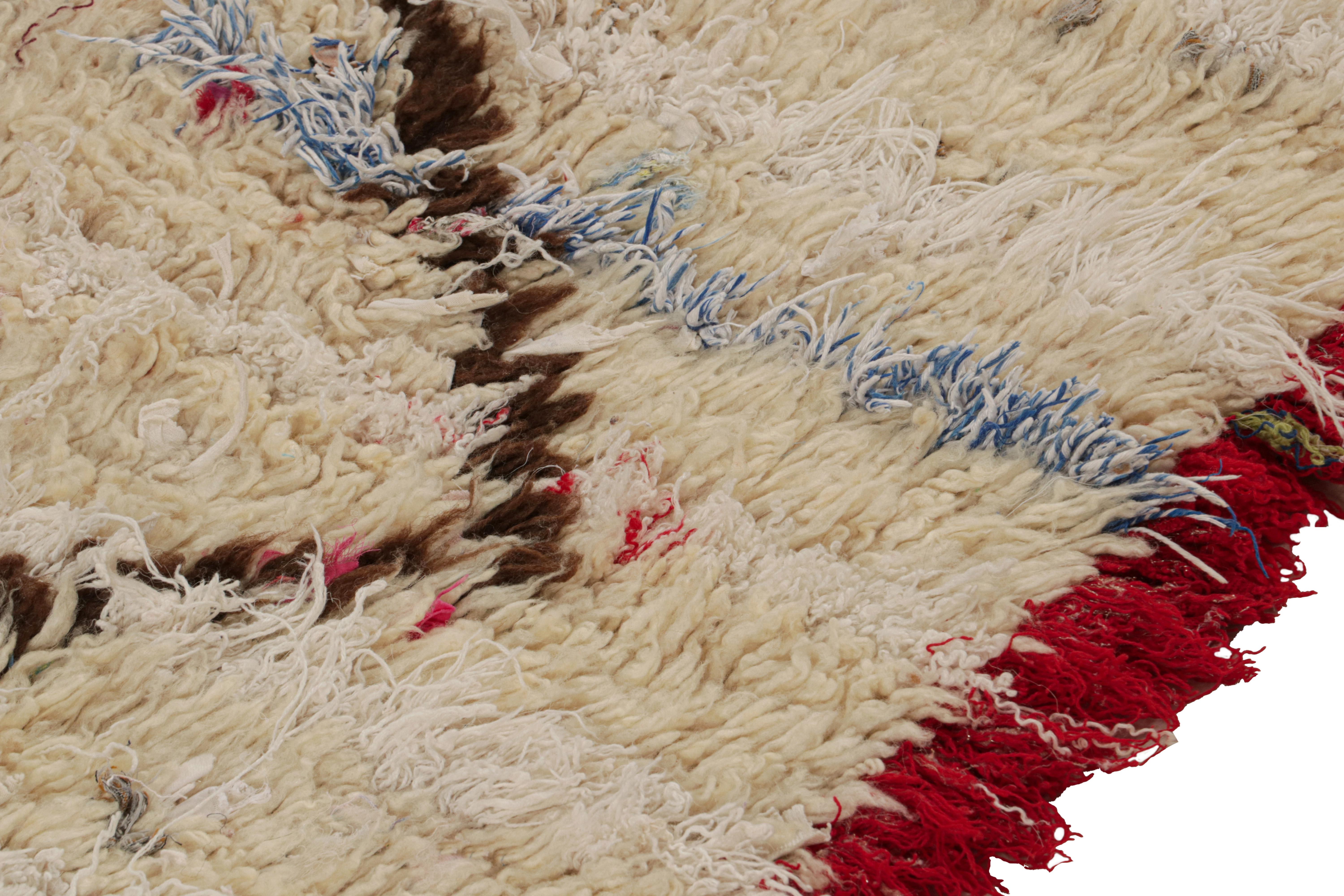 Noué à la main Tapis marocain Azilal des années 1950 en beige avec motifs rouge-brun par Rug & Kilim en vente
