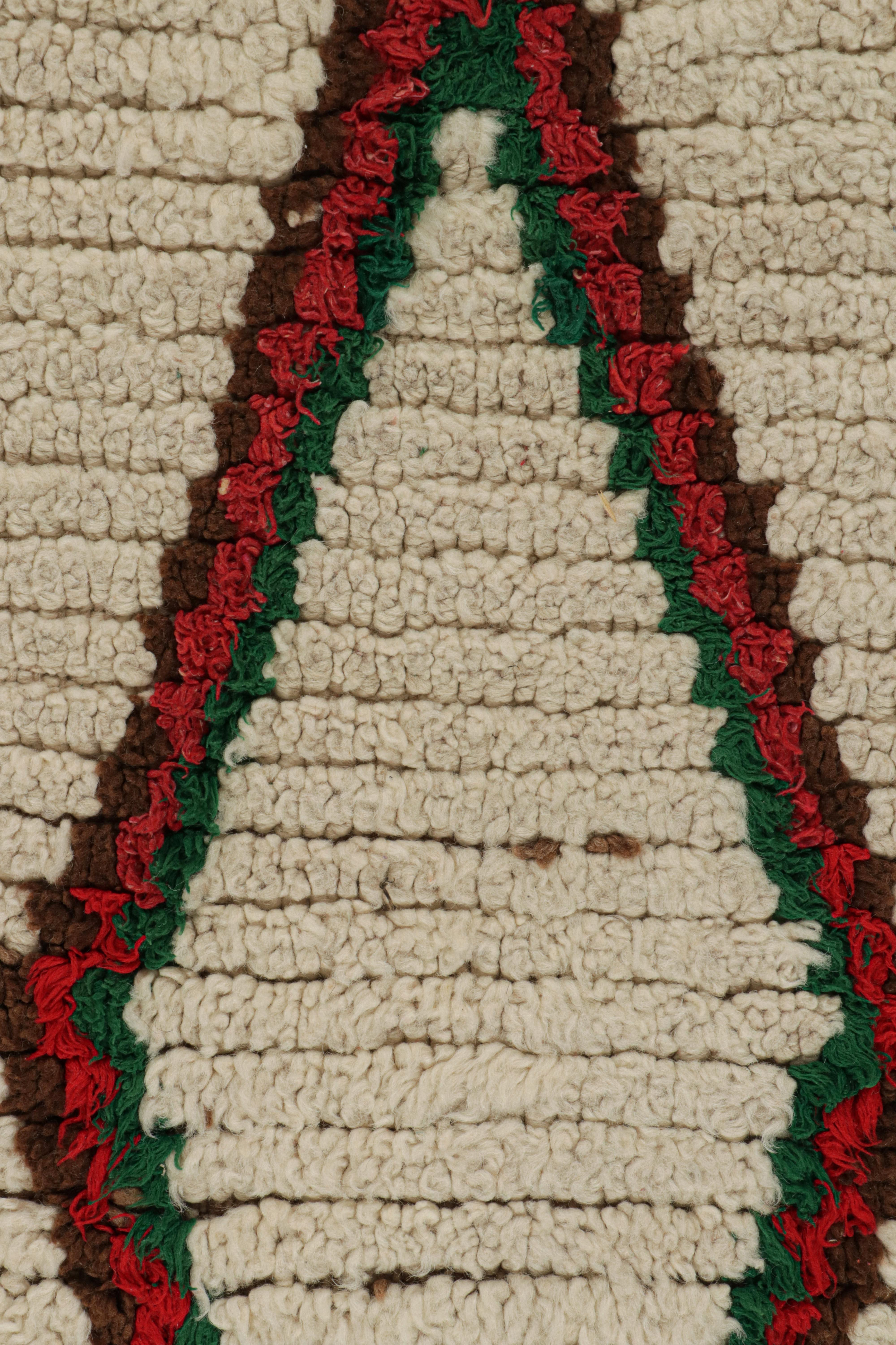 Alfombra marroquí Azilal de los años 50 en beige con motivos rojos y verdes by Rug & Kilim en Bueno estado para la venta en Long Island City, NY