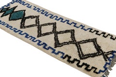 Marokkanischer Azilal-Teppich aus den 1950er Jahren in Weiß mit blau-schwarzen Mustern von Rug & Kilim