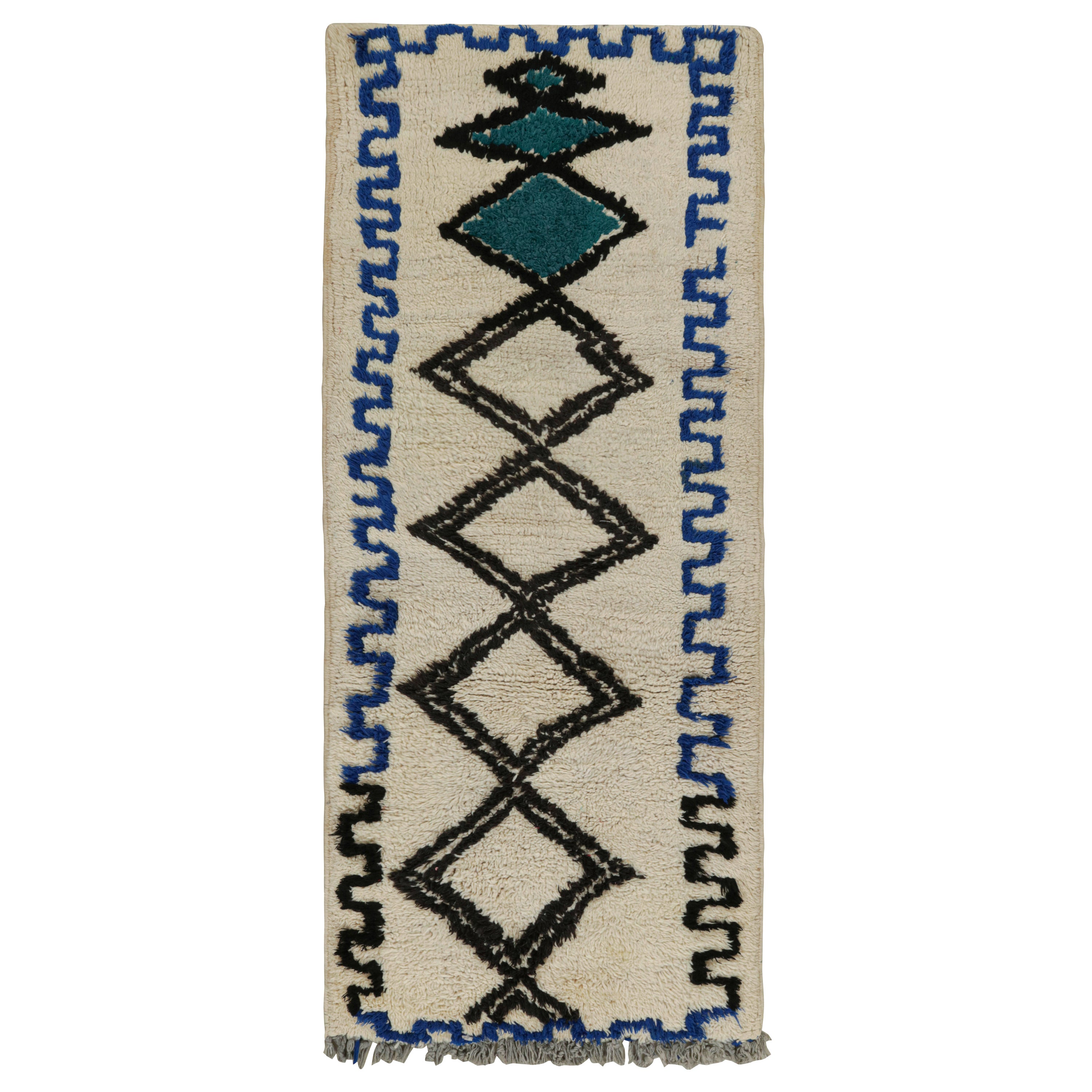 Tapis marocain Azilal des années 1950 en blanc avec des motifs bleu-noir par Rug & Kilim en vente