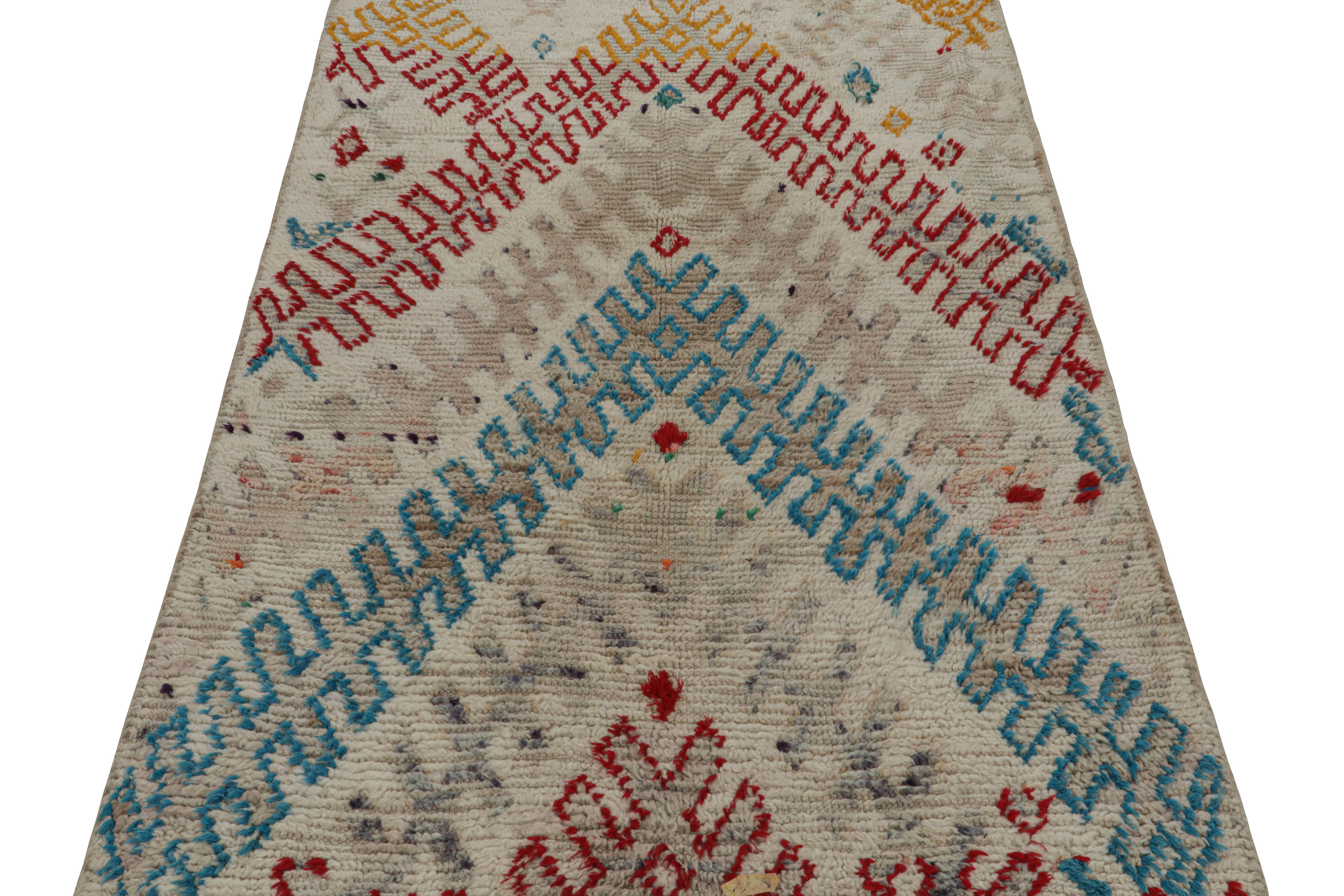 Marokkanischer Azilal-Teppich aus den 1950er Jahren in Weiß mit mehrfarbigen Mustern von Rug & Kilim (Stammeskunst) im Angebot
