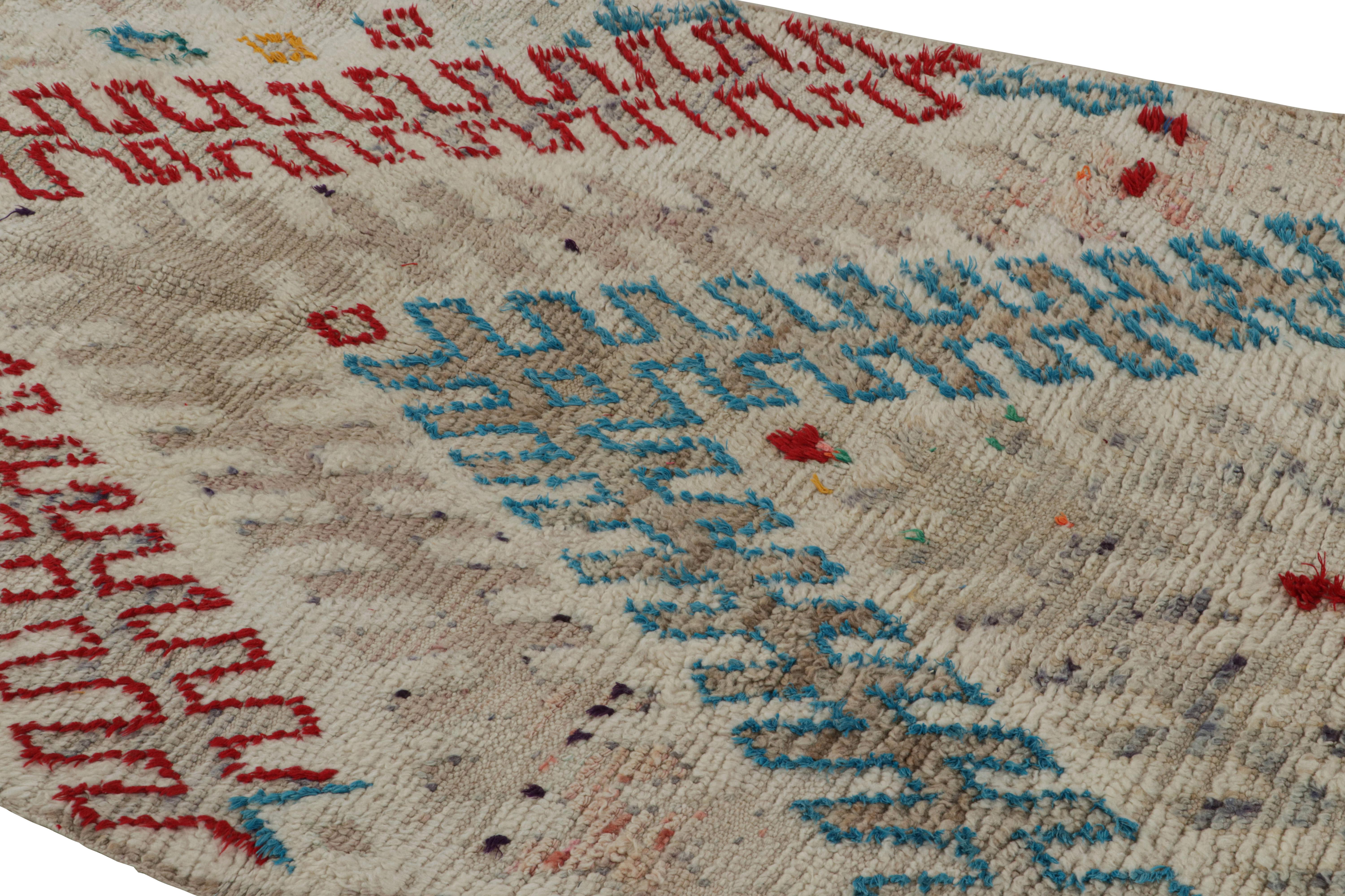 Marokkanischer Azilal-Teppich aus den 1950er Jahren in Weiß mit mehrfarbigen Mustern von Rug & Kilim (Handgeknüpft) im Angebot