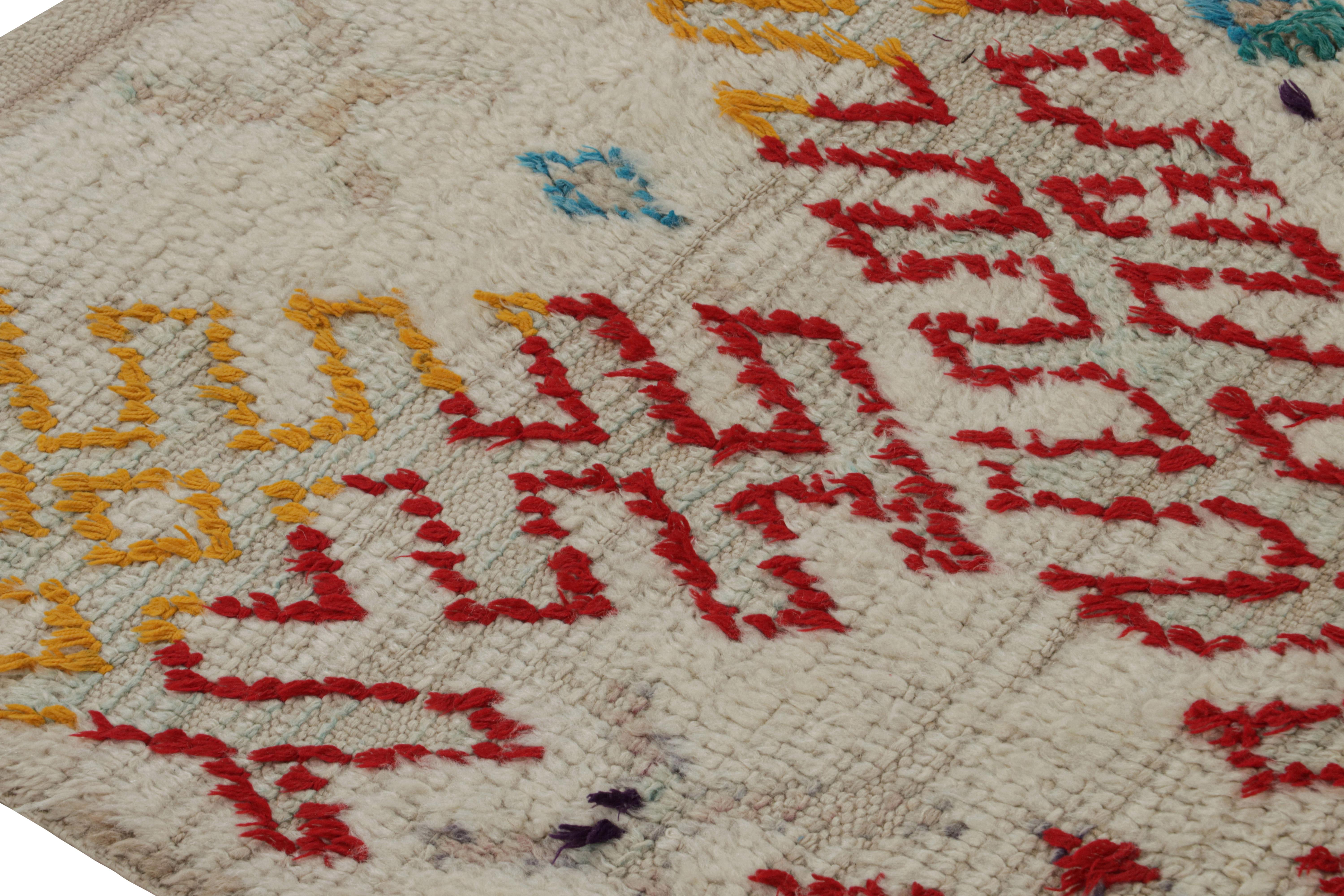 Marokkanischer Azilal-Teppich aus den 1950er Jahren in Weiß mit mehrfarbigen Mustern von Rug & Kilim im Zustand „Gut“ im Angebot in Long Island City, NY