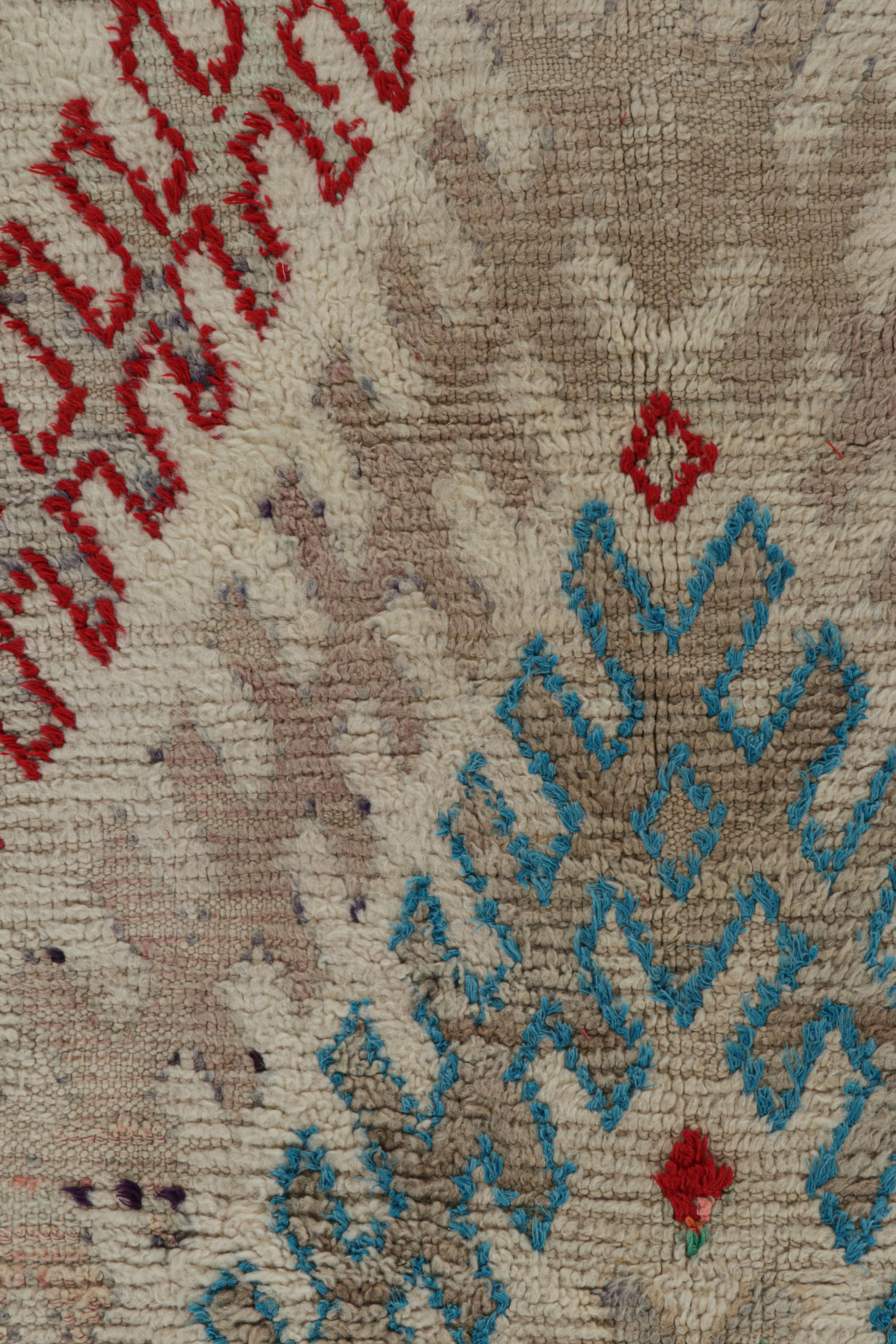 Marokkanischer Azilal-Teppich aus den 1950er Jahren in Weiß mit mehrfarbigen Mustern von Rug & Kilim (Mitte des 20. Jahrhunderts) im Angebot