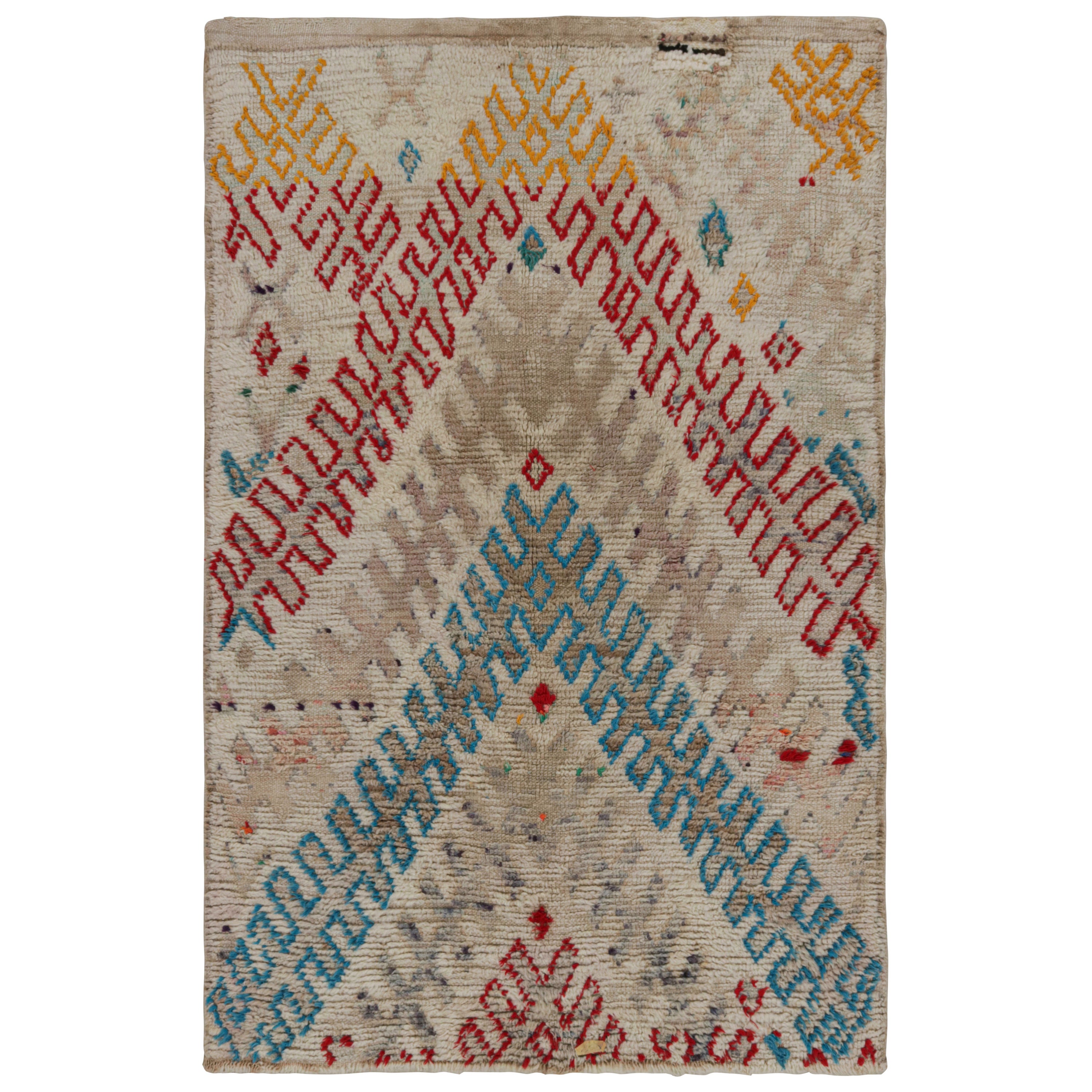 Marokkanischer Azilal-Teppich aus den 1950er Jahren in Weiß mit mehrfarbigen Mustern von Rug & Kilim im Angebot
