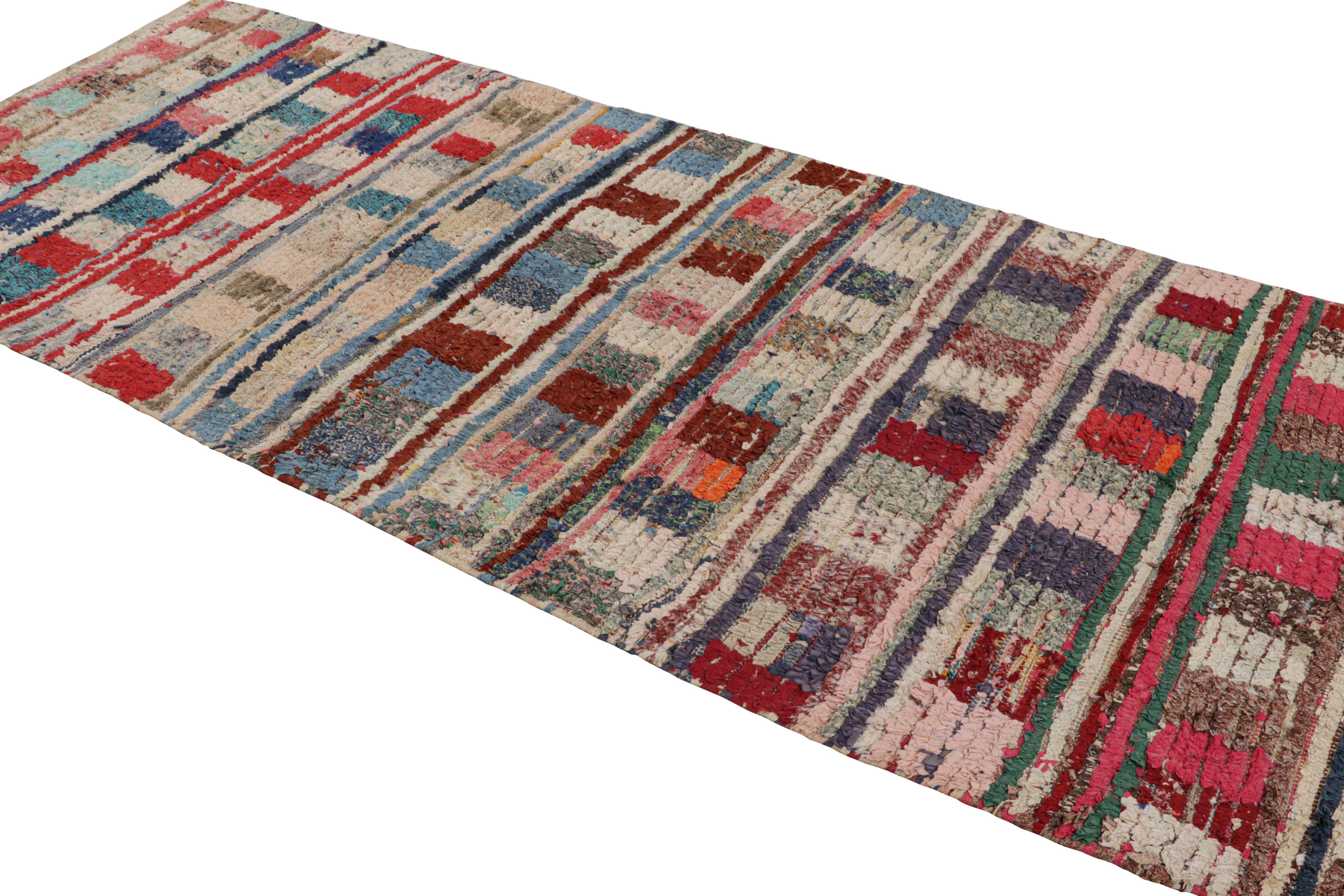 Noué à la main en laine et en coton vers 1950-1960, ce tapis marocain vintage 5x10 proviendrait de la tribu Azilal. 

Sur le Design : 

Ce tapis présente des motifs polychromes dans des tons dominants de beige, brun, bleu, rouge et rose. Les yeux