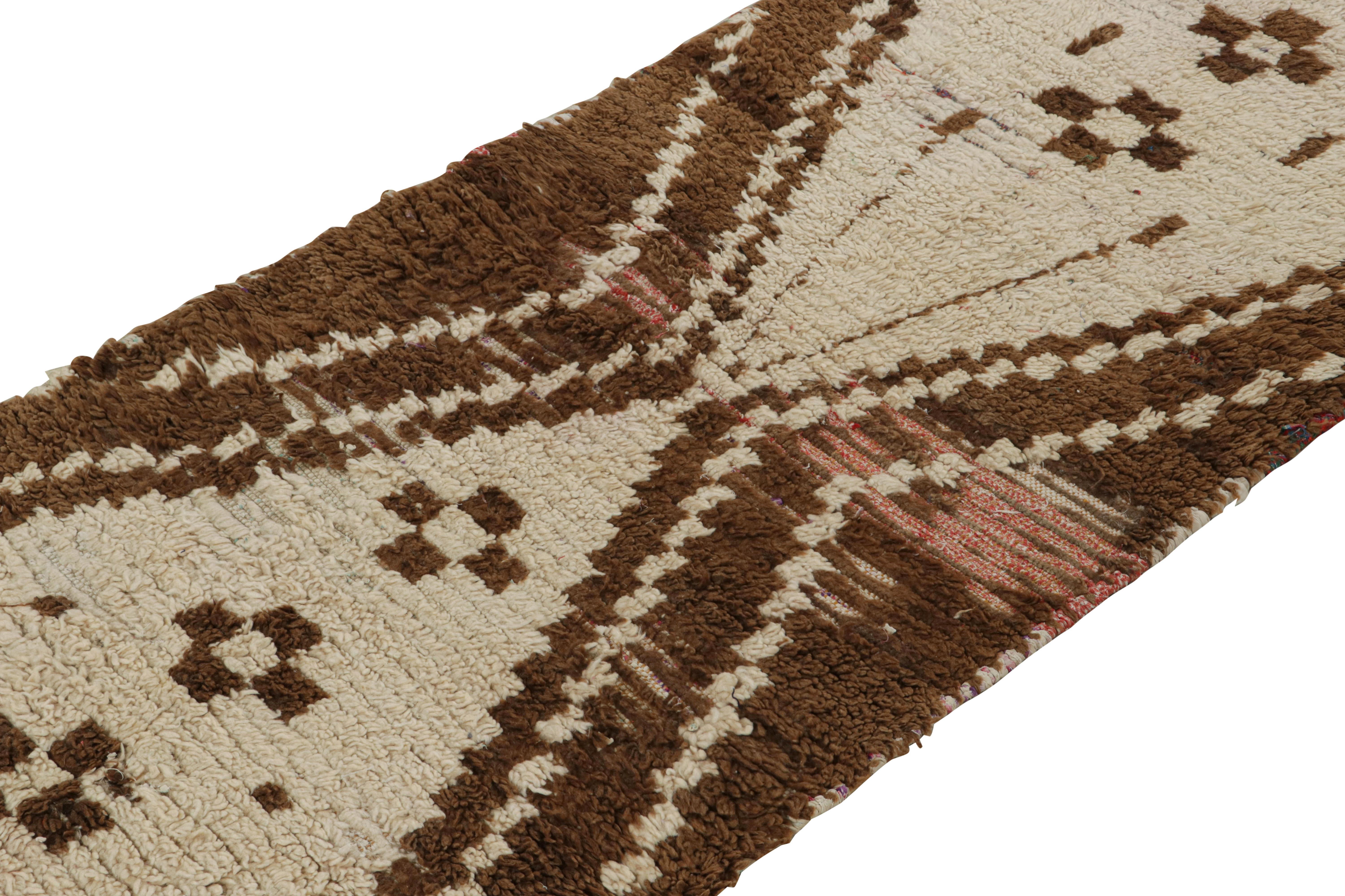 1950s Azilal Moroccan runner rug in Beige-Brown Tribal Patterns by Rug & Kilim In Good Condition For Sale In Long Island City, NY