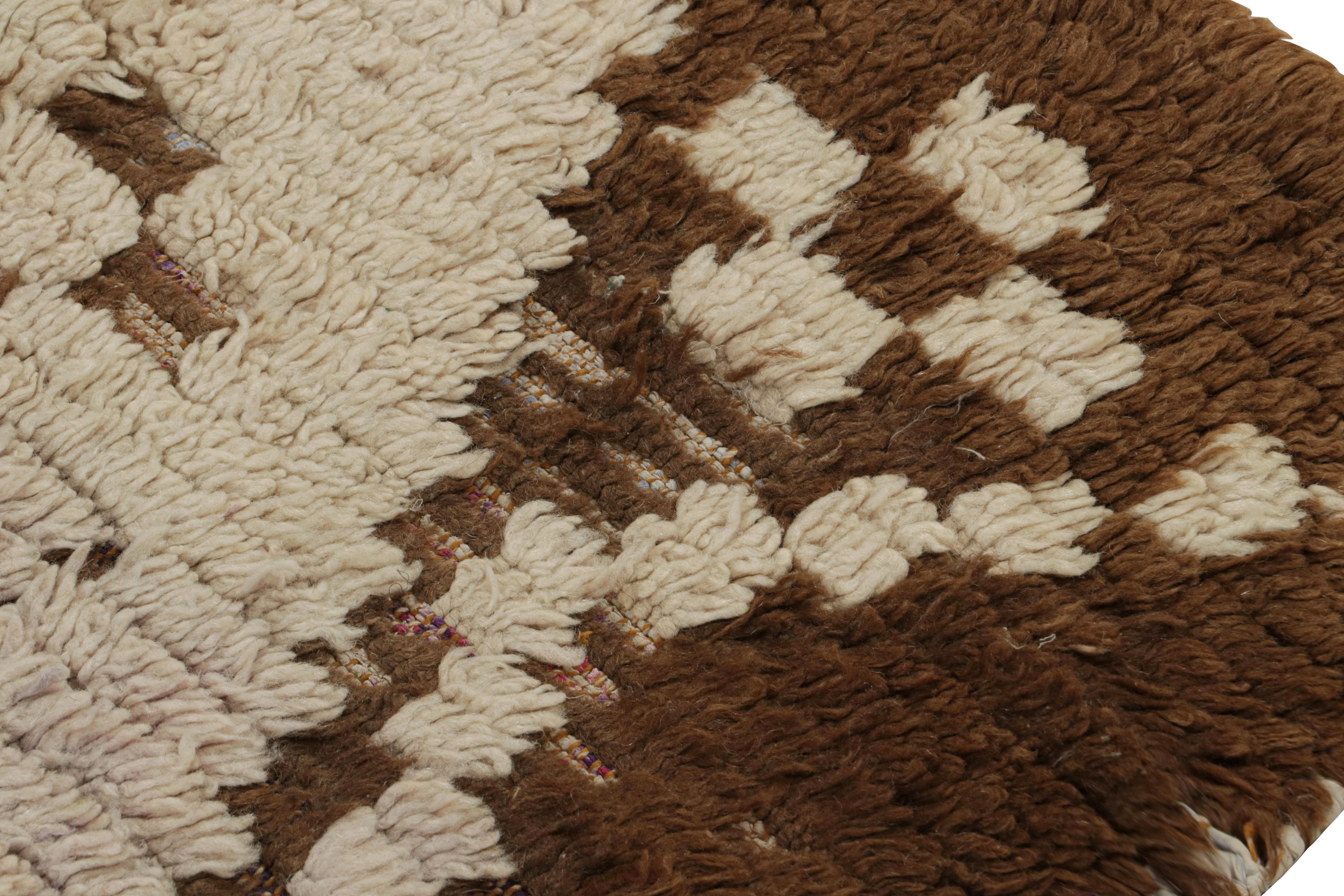 Marokkanischer Teppich Azilal aus den 1950er Jahren in Beige-Braun mit Stammesmustern von Rug & Kilim im Zustand „Gut“ im Angebot in Long Island City, NY